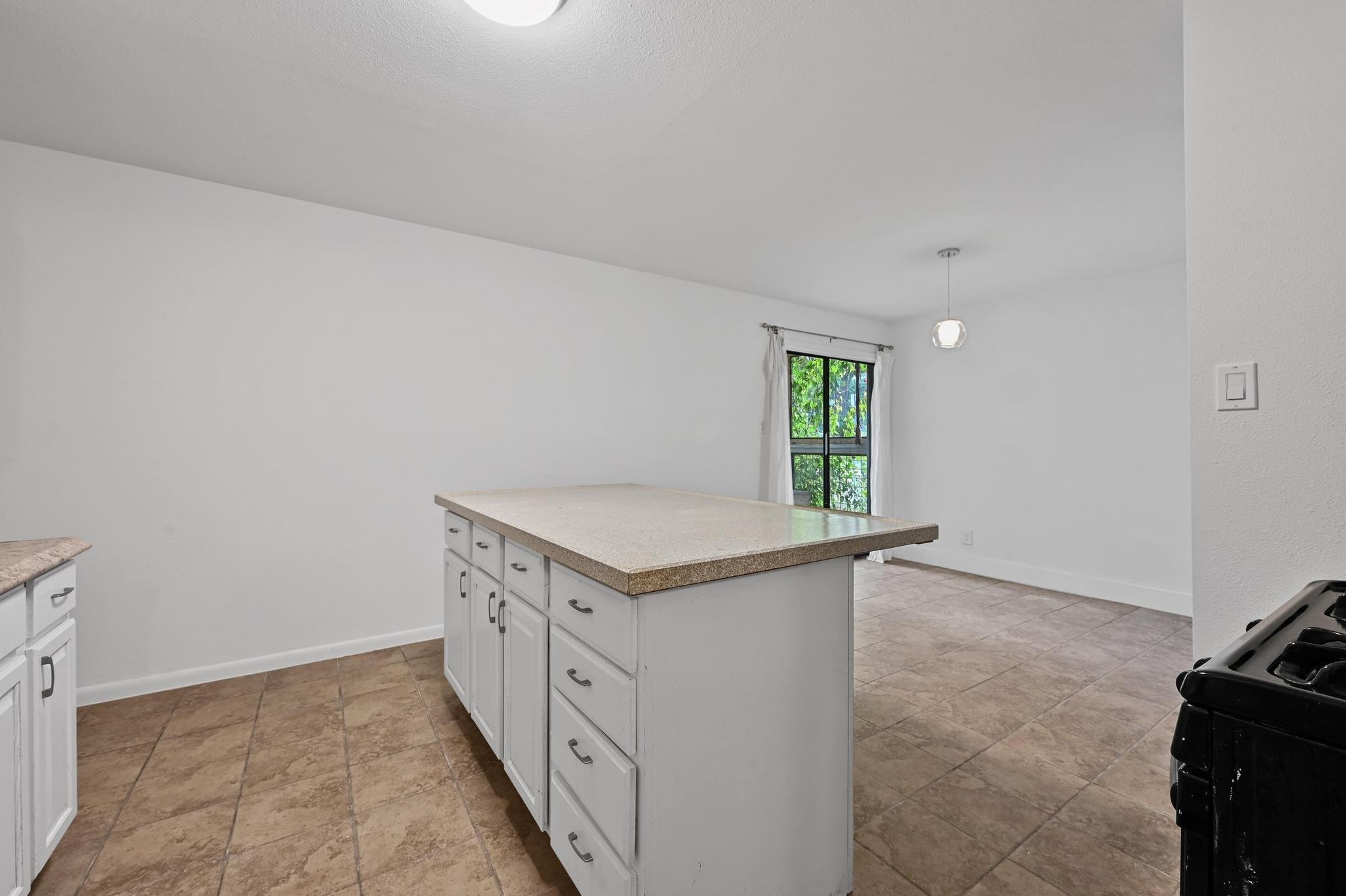 2303 E Side Dr # 102, Austin, TX 78704