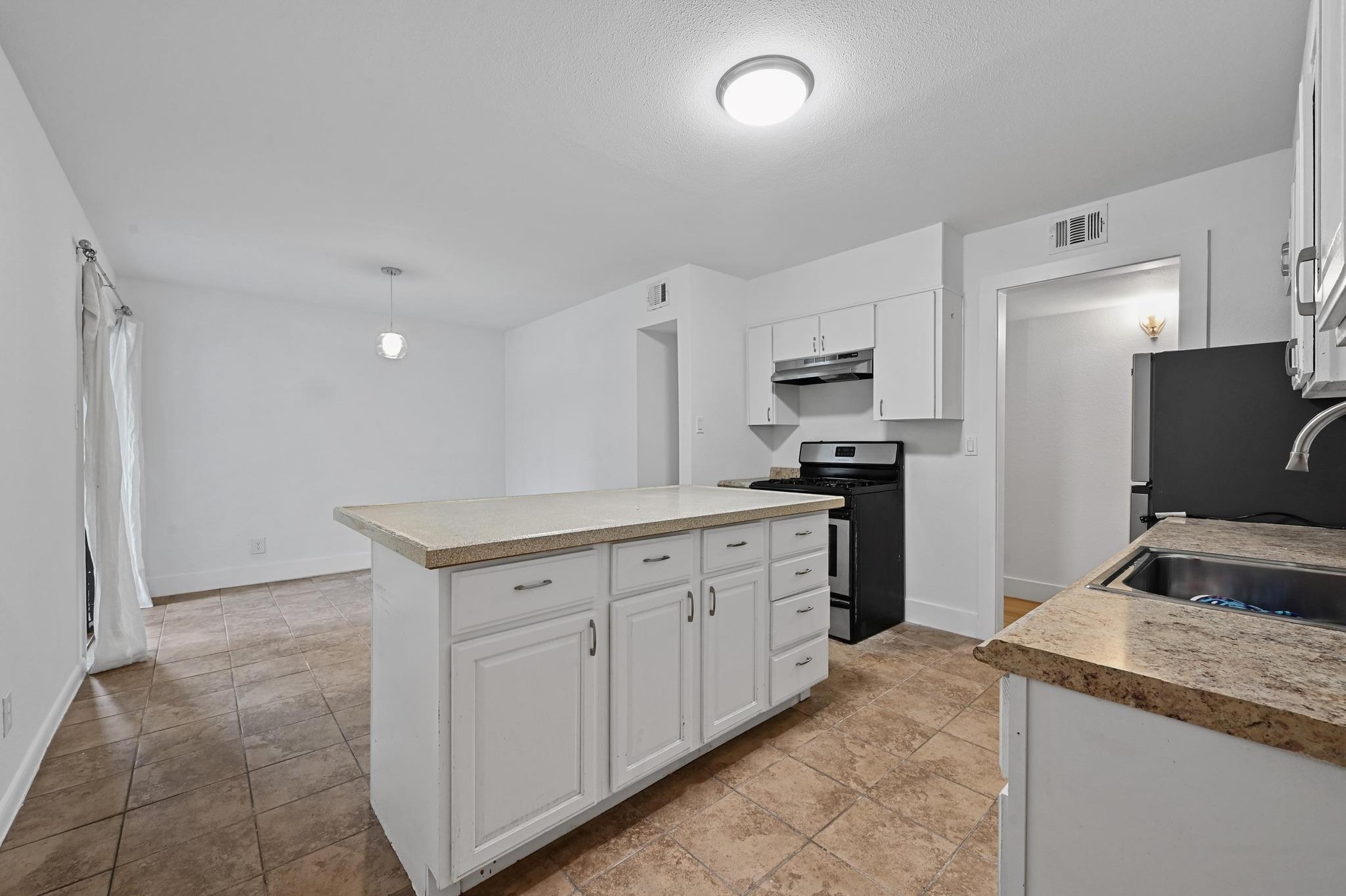 2303 E Side Dr # 102, Austin, TX 78704