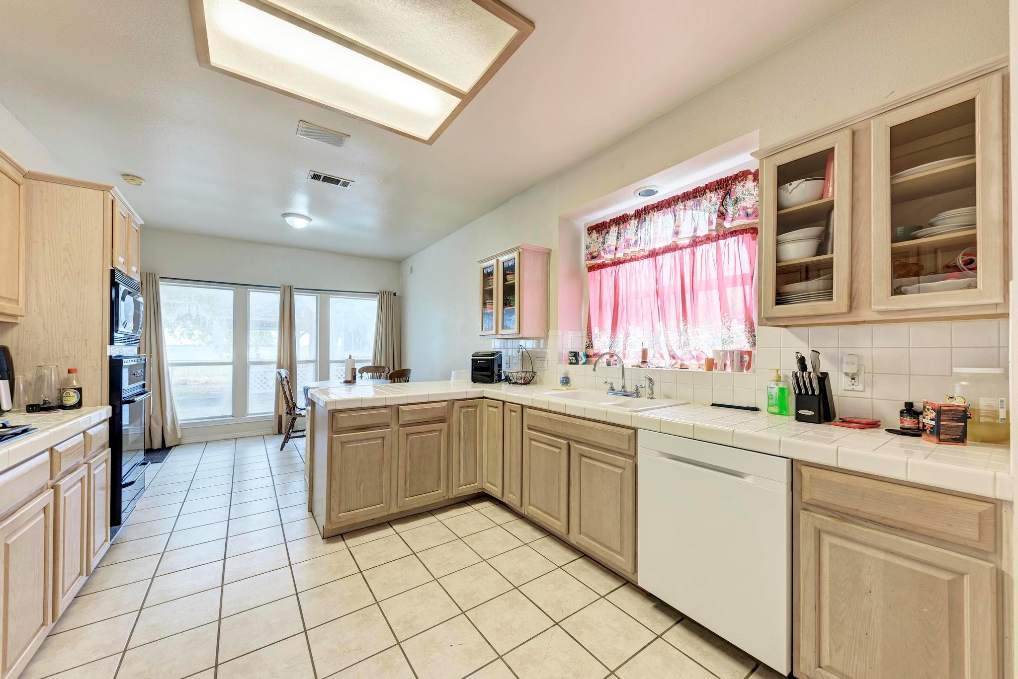 1610 Meadow Ln, Lockhart, TX 78644