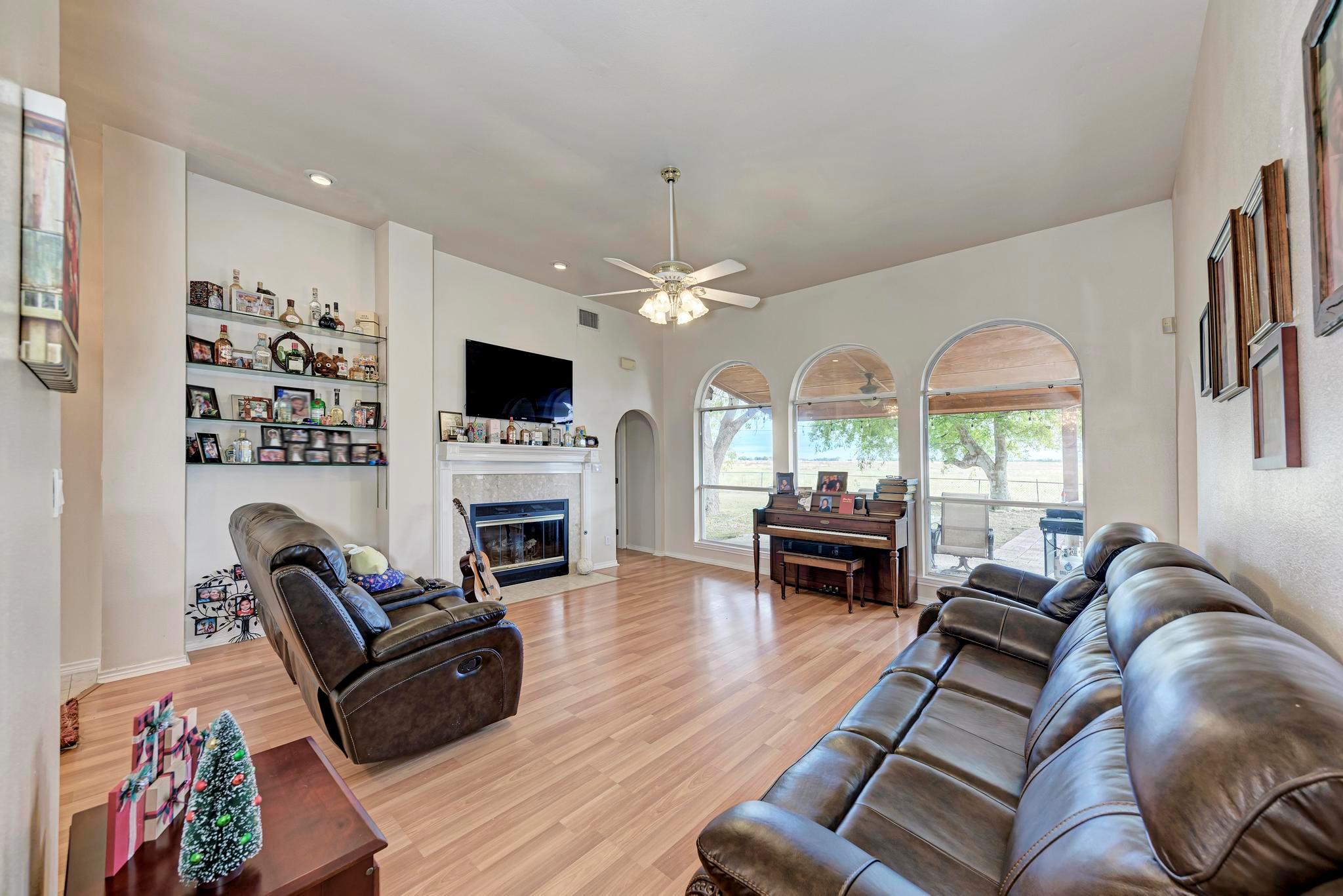 1610 Meadow Ln, Lockhart, TX 78644