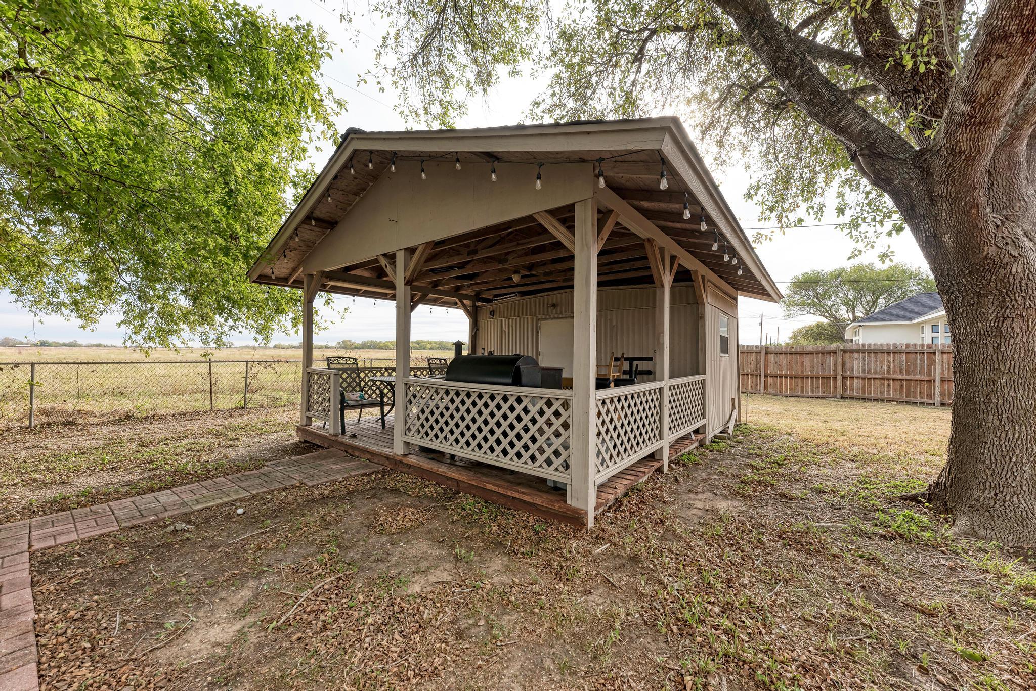 1610 Meadow Ln, Lockhart, TX 78644