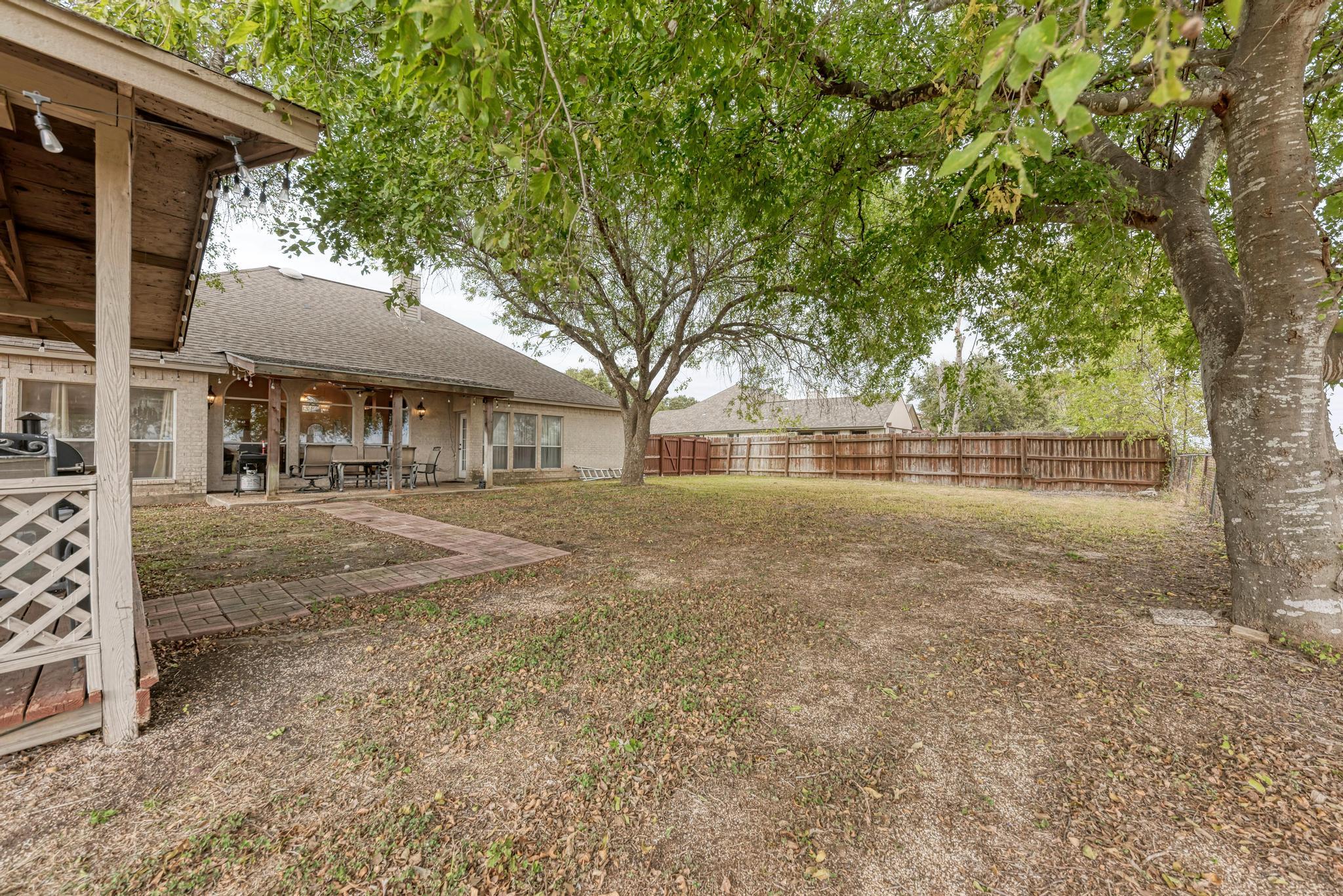 1610 Meadow Ln, Lockhart, TX 78644