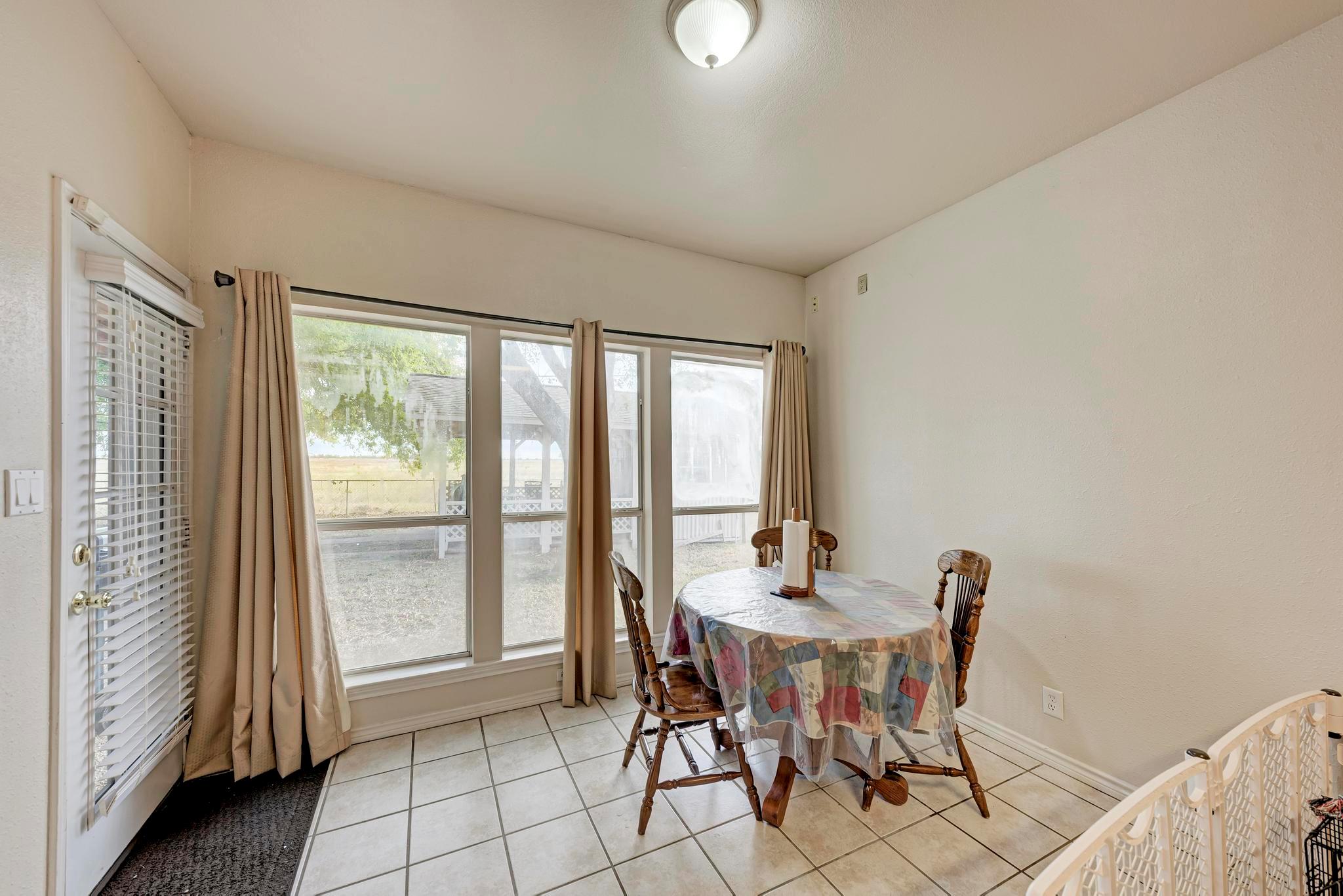 1610 Meadow Ln, Lockhart, TX 78644