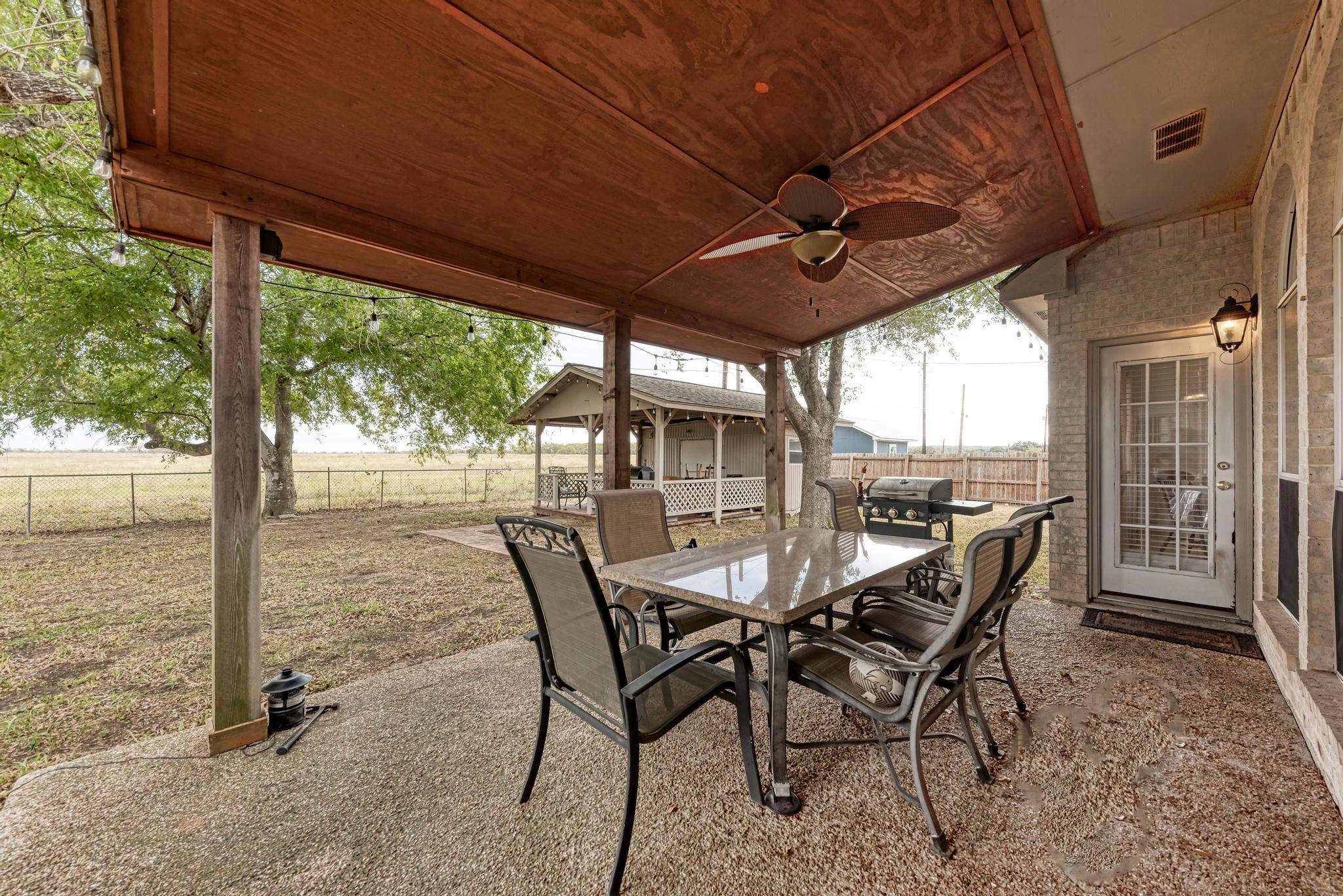 1610 Meadow Ln, Lockhart, TX 78644