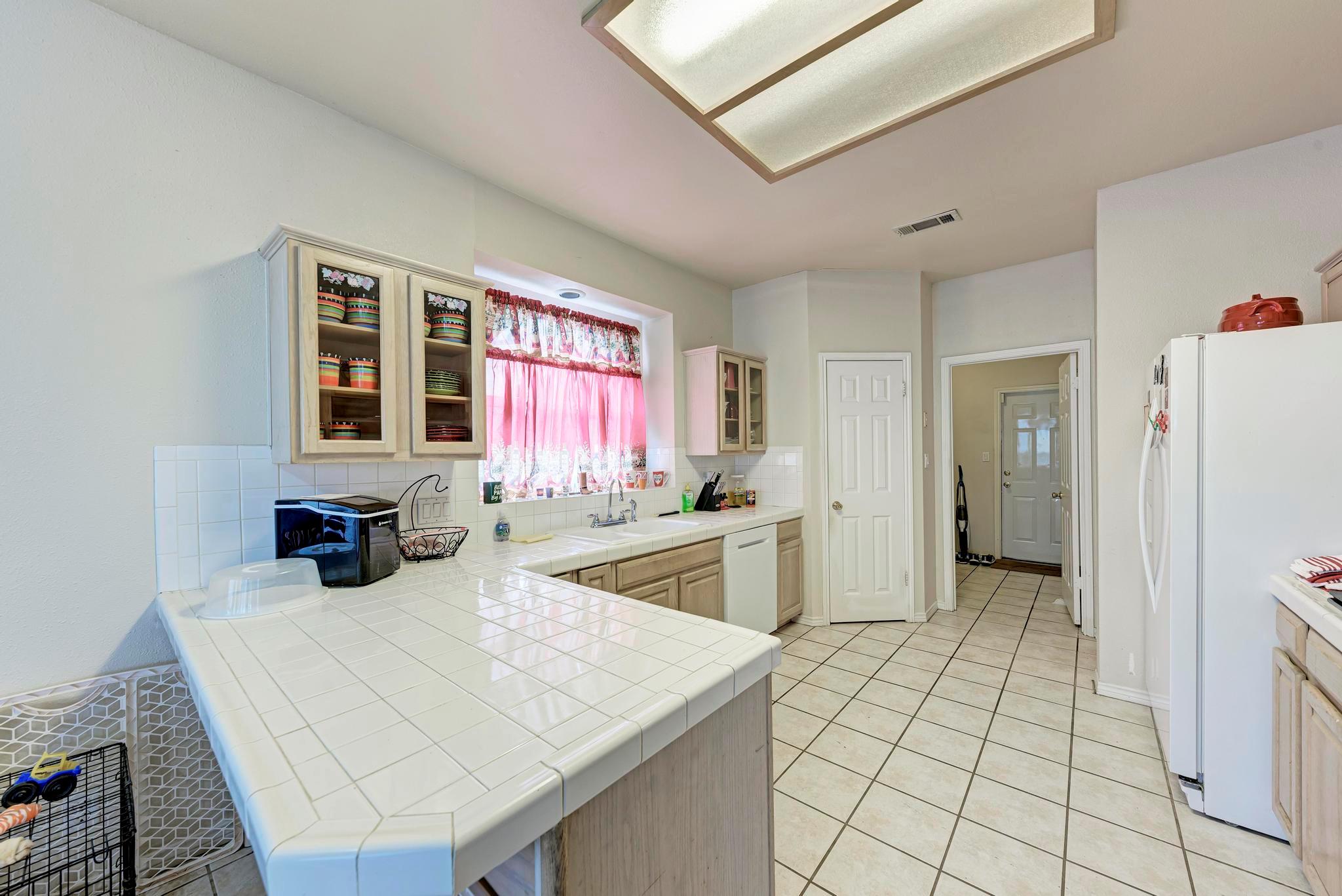 1610 Meadow Ln, Lockhart, TX 78644