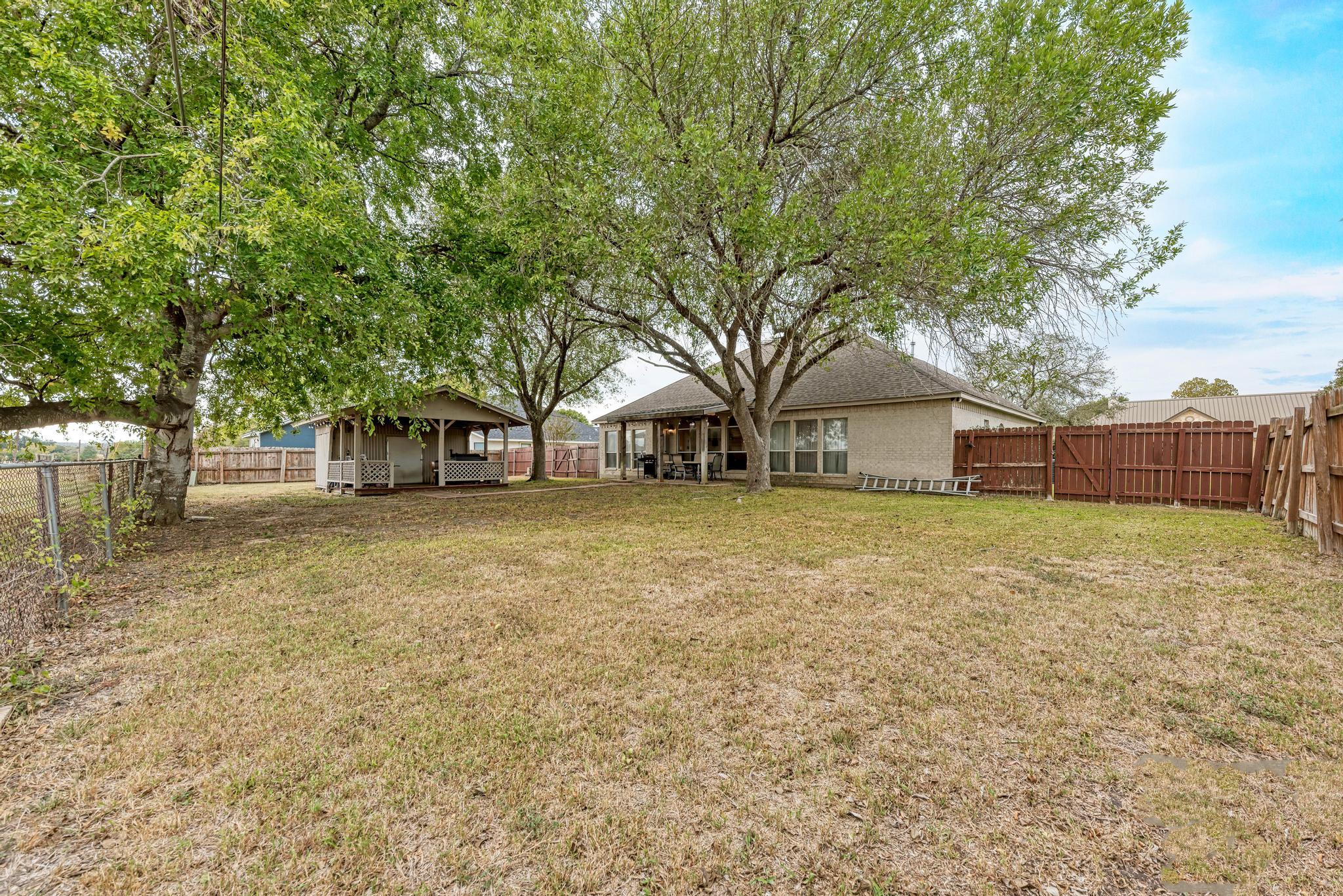 1610 Meadow Ln, Lockhart, TX 78644