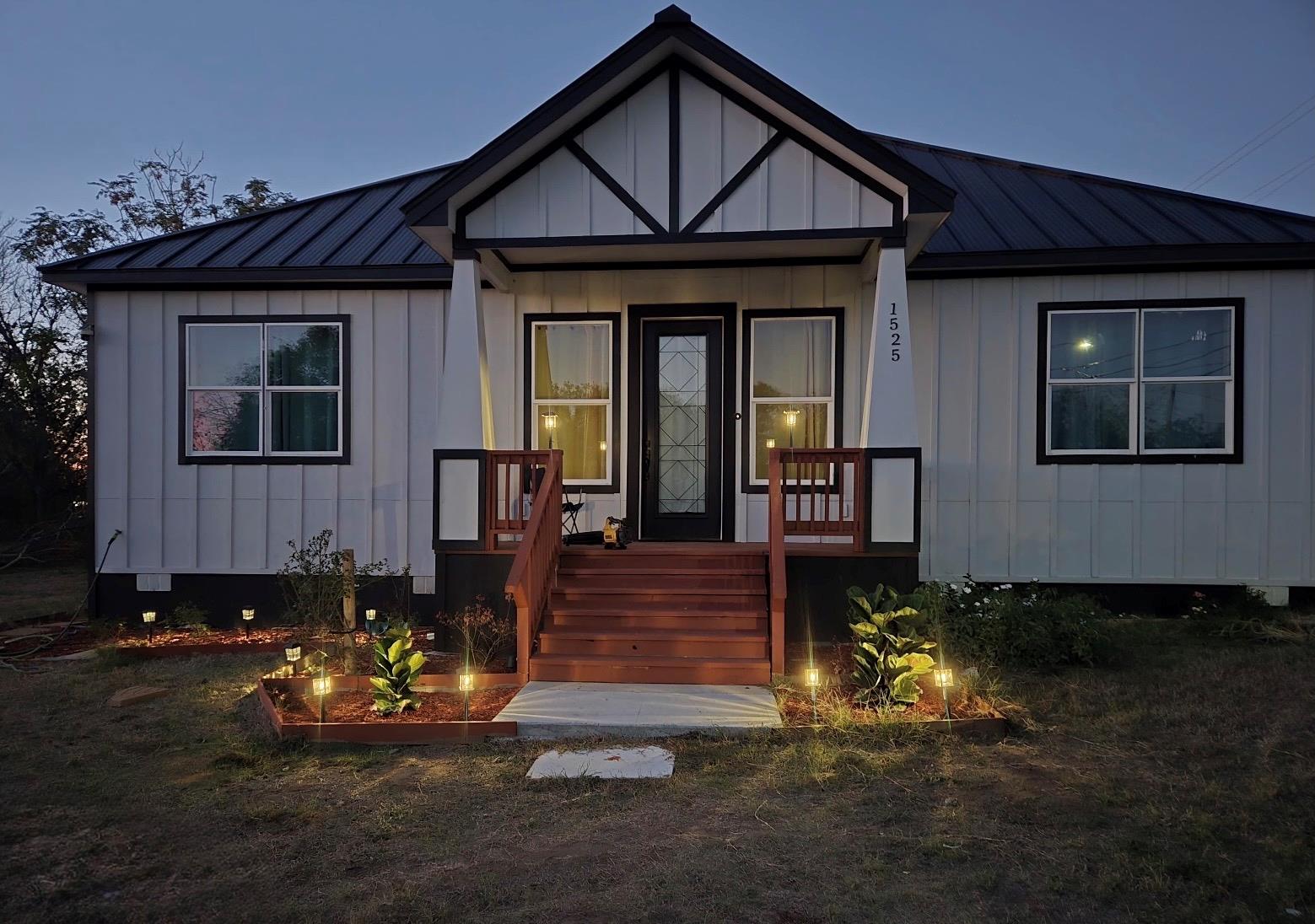 1525 Waco St, Gonzales, TX 78629