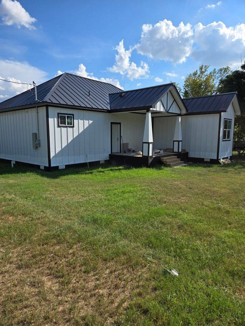 1525 Waco St, Gonzales, TX 78629