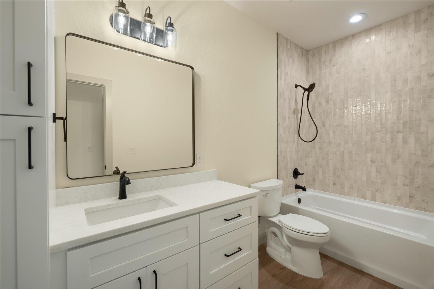 114 Rolling Hill Dr, Horseshoe Bay, TX 78657