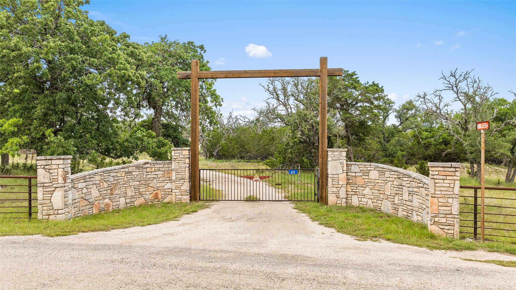 65 Miles Lane, Harper, TX 78631