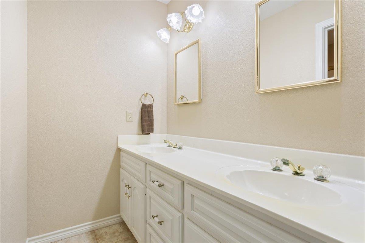 1204 Fairway Cir, Salado, TX 76571