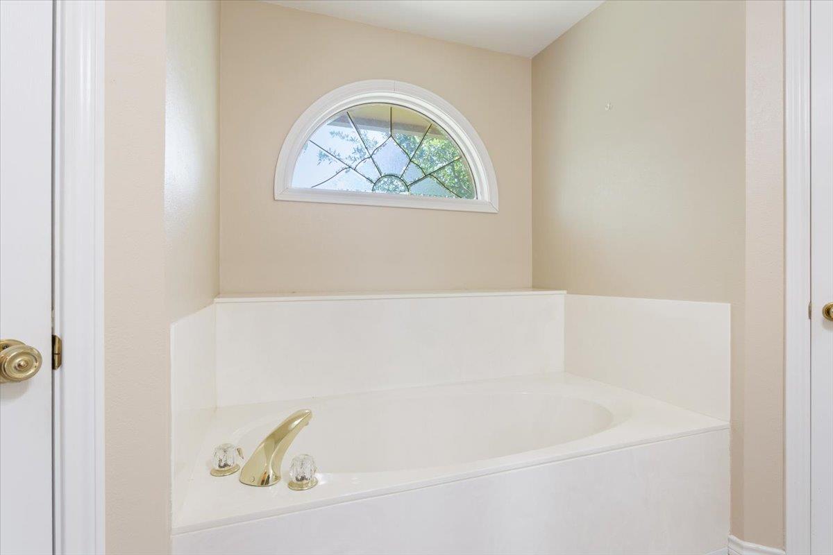 1204 Fairway Cir, Salado, TX 76571