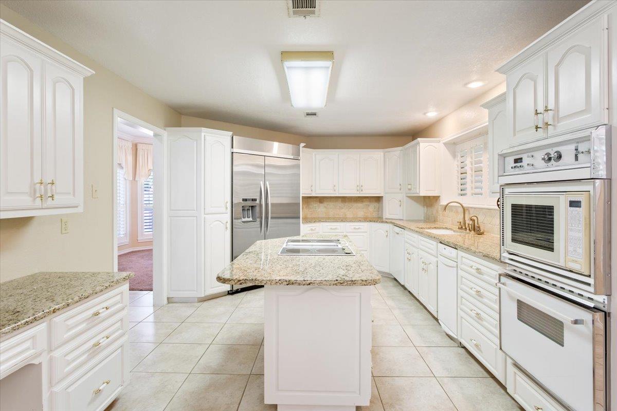 1204 Fairway Cir, Salado, TX 76571