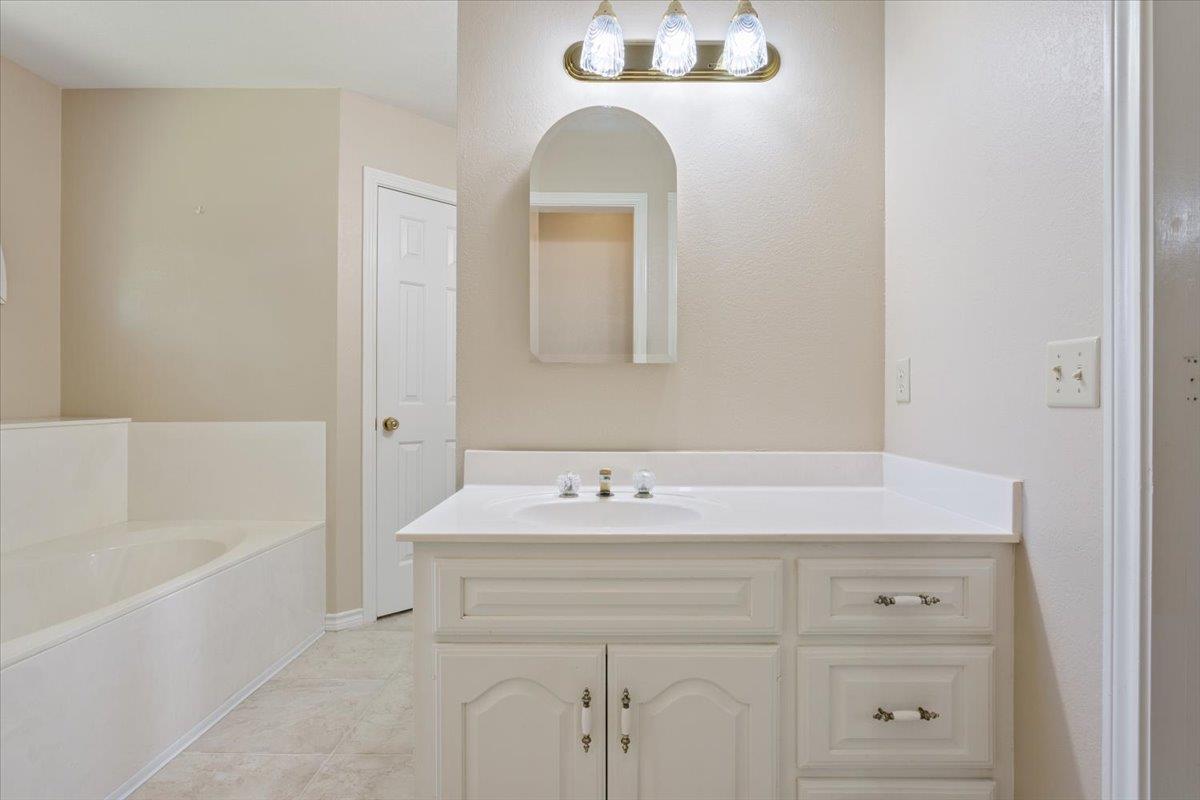 1204 Fairway Cir, Salado, TX 76571