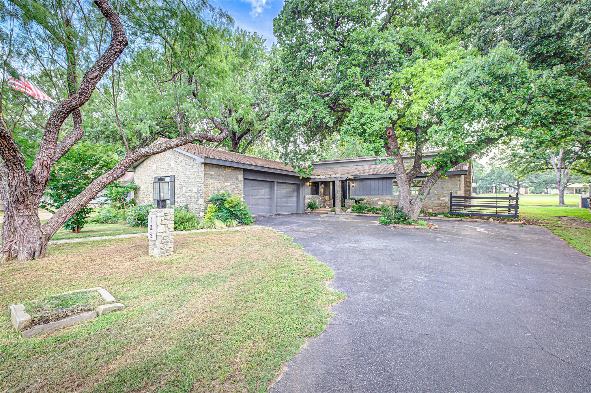 105 Southern Spur, Horseshoe Bay, TX 78657