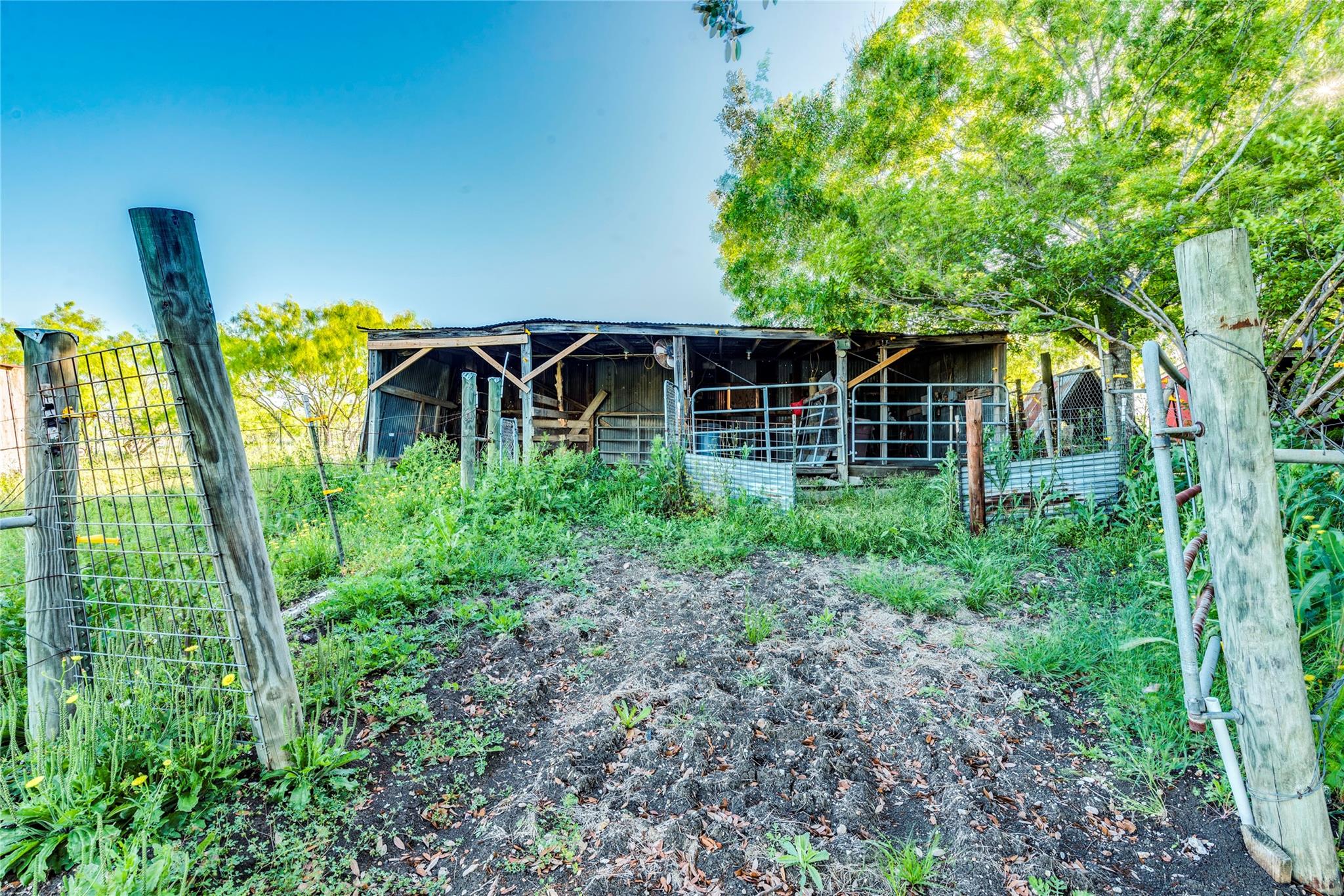 501 Engelke Rd, Niederwald, TX 78640