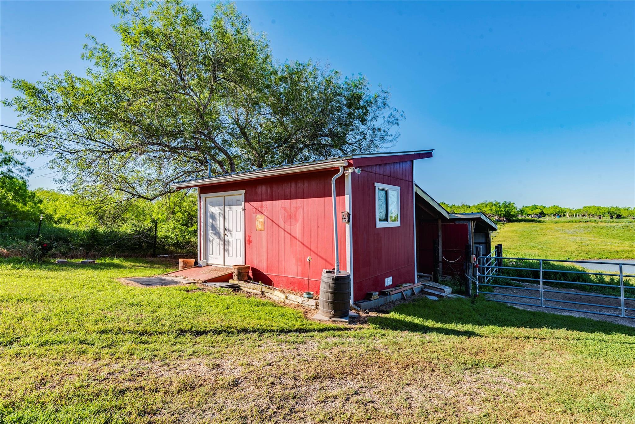 501 Engelke Rd, Niederwald, TX 78640