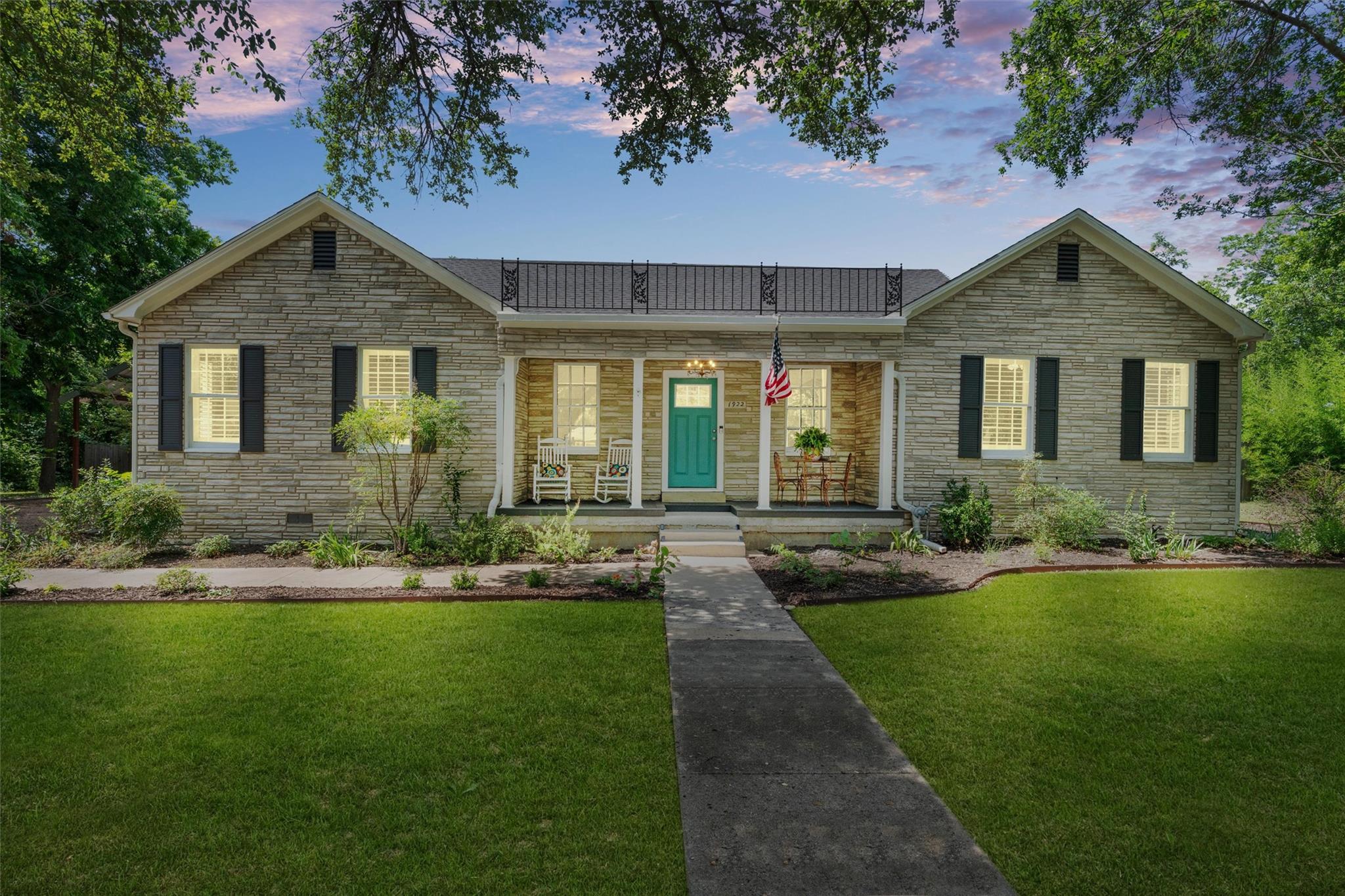 1922 W Lake Dr, Taylor, TX 76574