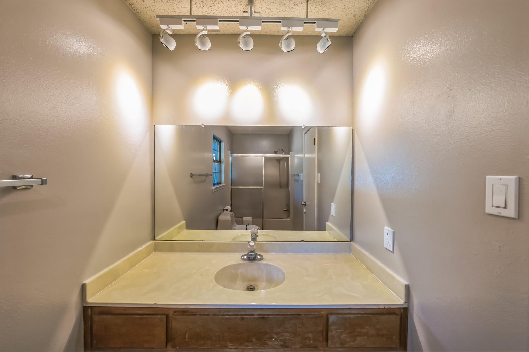 8902 Butler Cir, Austin, TX 78737