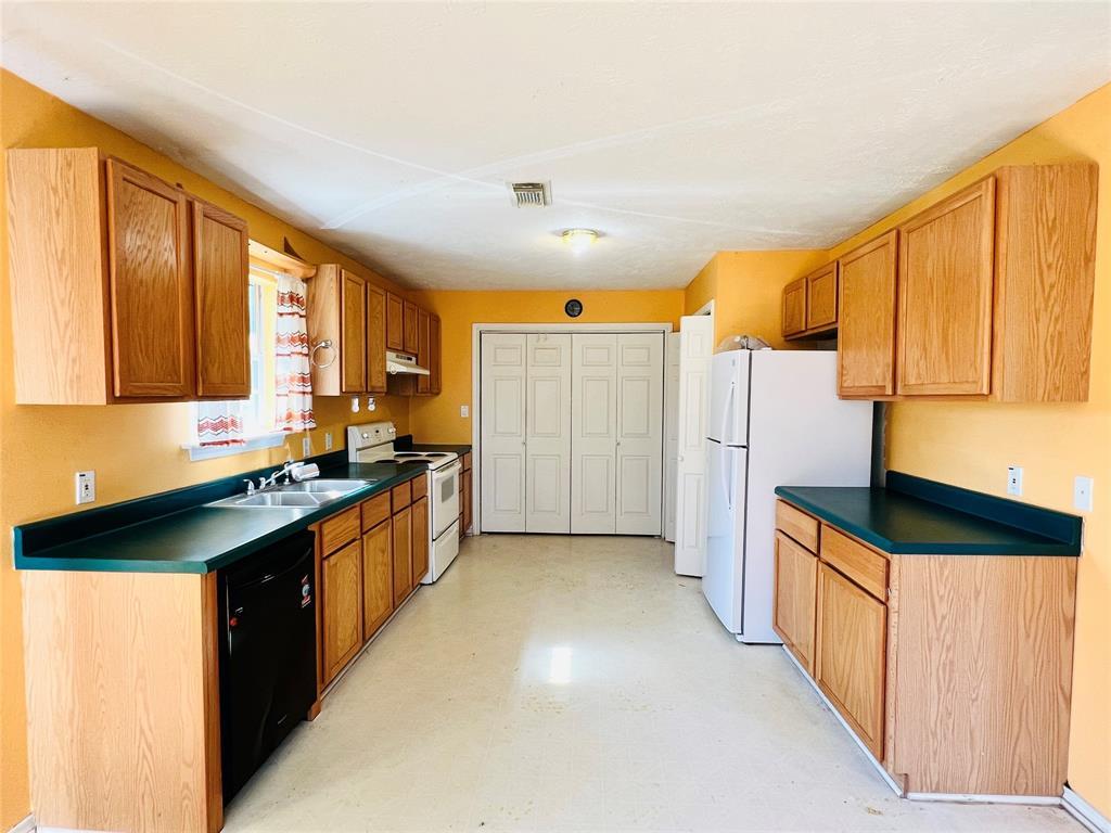 2105 W Gillis Ave, Cameron, TX 76520