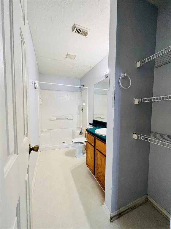 2105 W Gillis Ave, Cameron, TX 76520