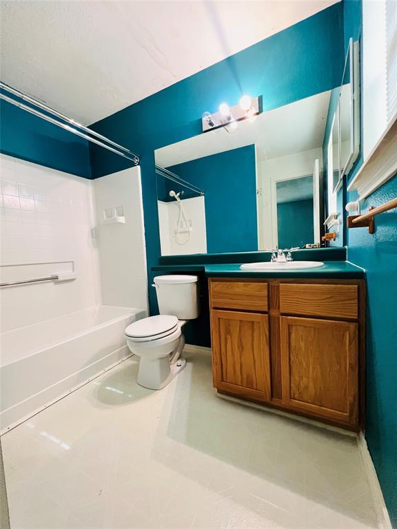 2105 W Gillis Ave, Cameron, TX 76520