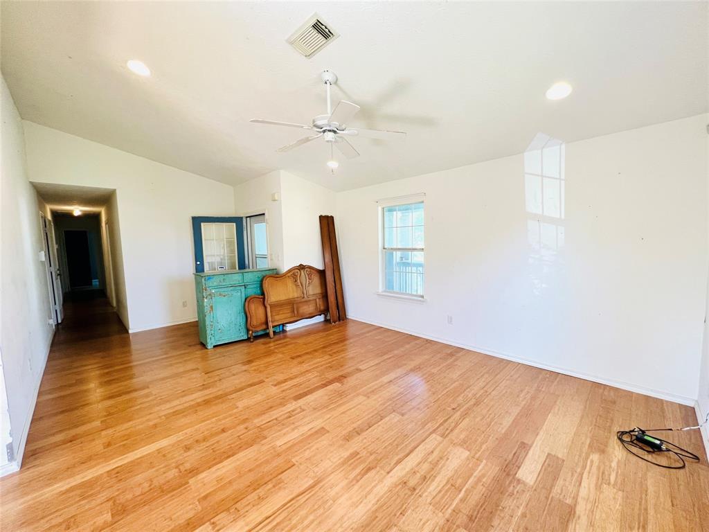 2105 W Gillis Ave, Cameron, TX 76520