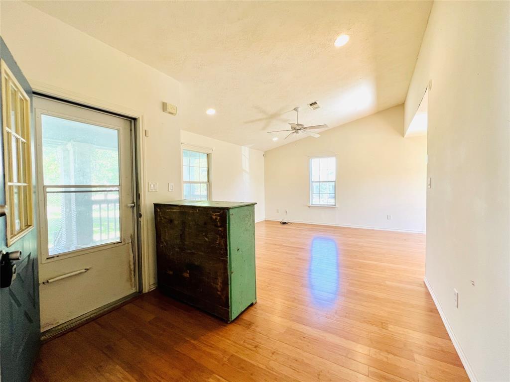 2105 W Gillis Ave, Cameron, TX 76520