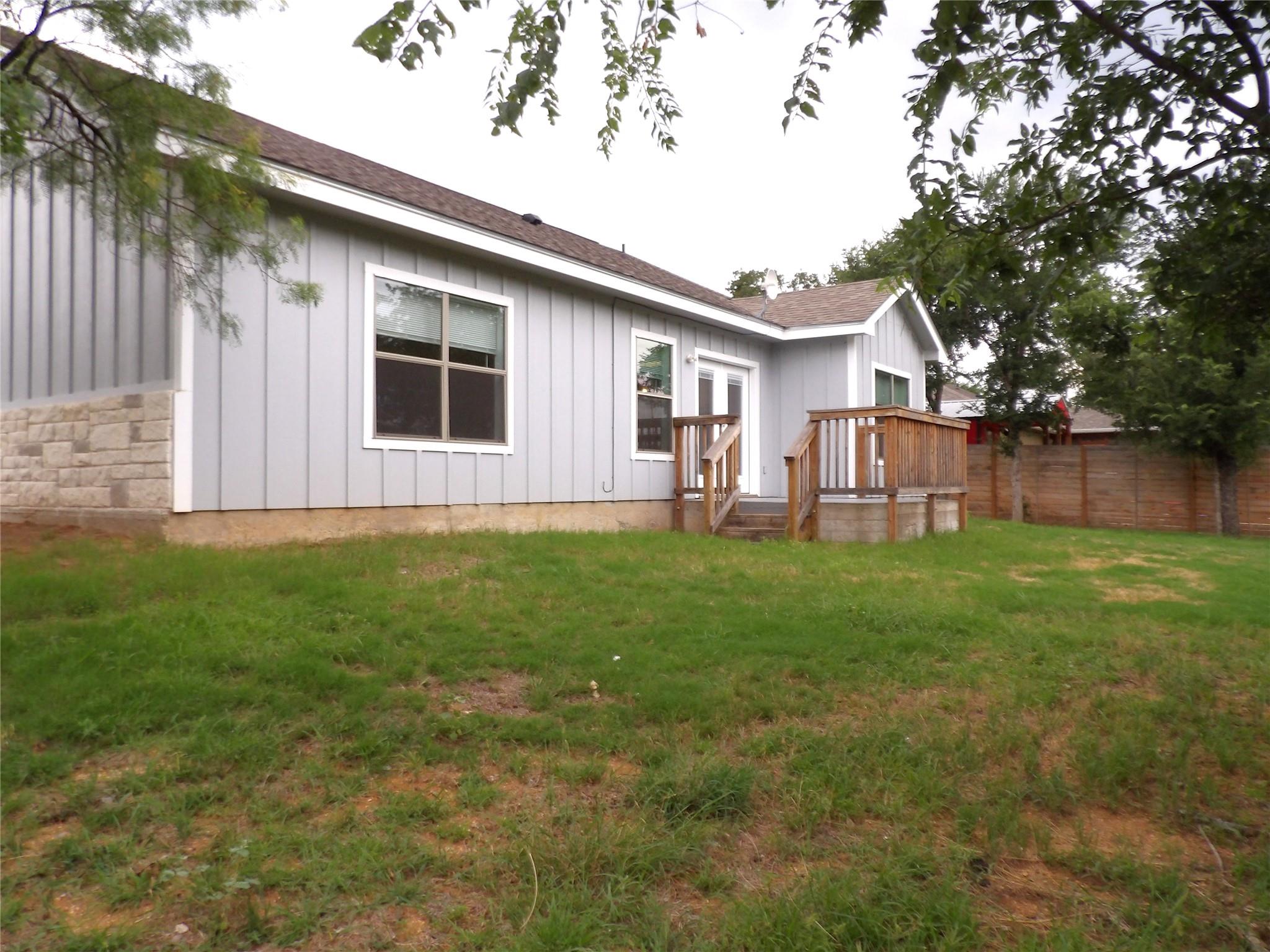 111 E Mesquite Dr, Granite Shoals, TX 78654