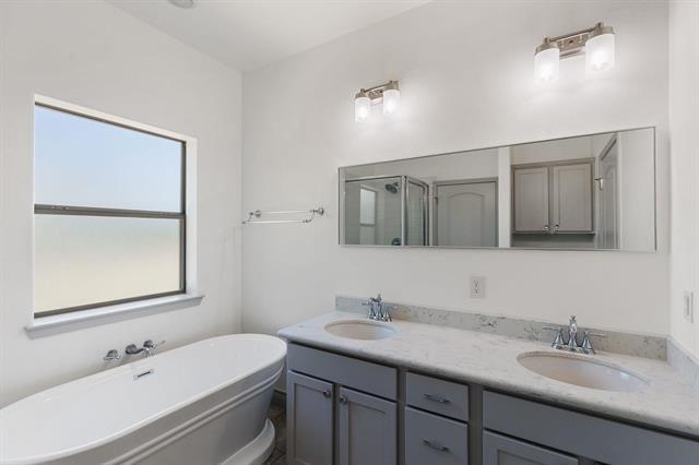 111 E Mesquite Dr, Granite Shoals, TX 78654