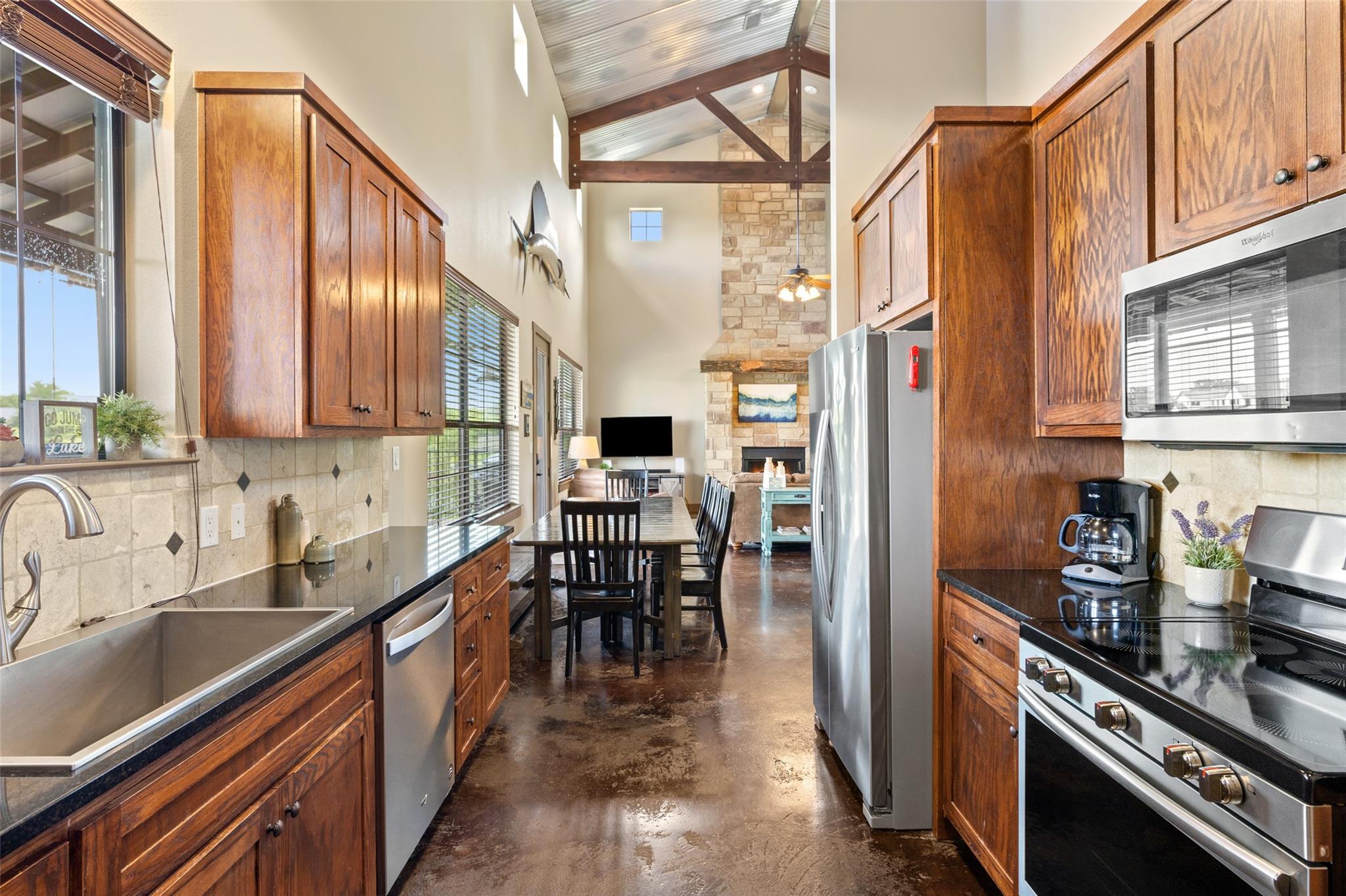 186 Sleepy Oaks Dr, Kingsland, TX 78639