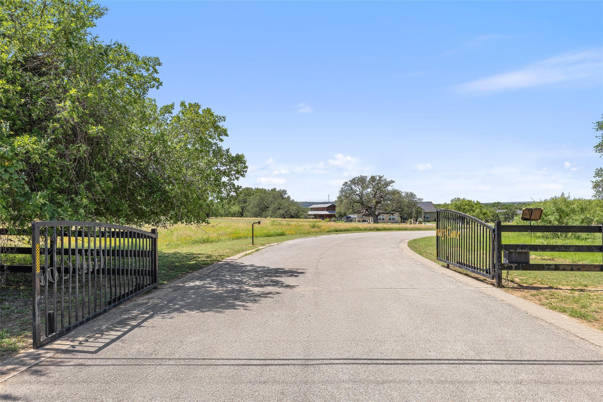 186 Sleepy Oaks Dr, Kingsland, TX 78639