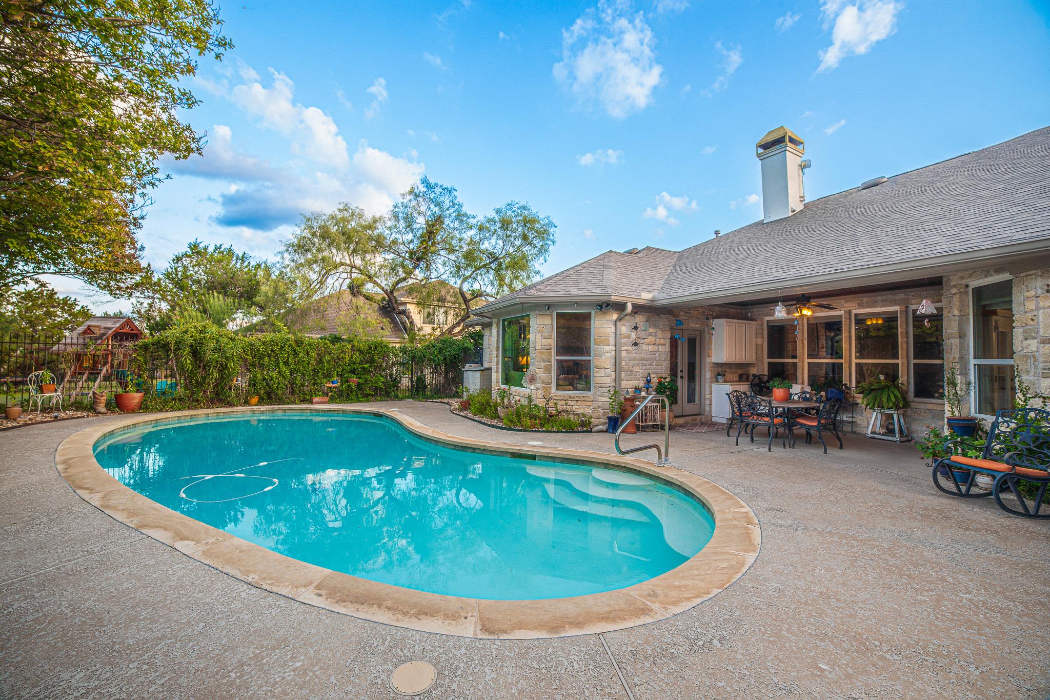 700 Wesley Ridge Dr, Spicewood, TX 78669