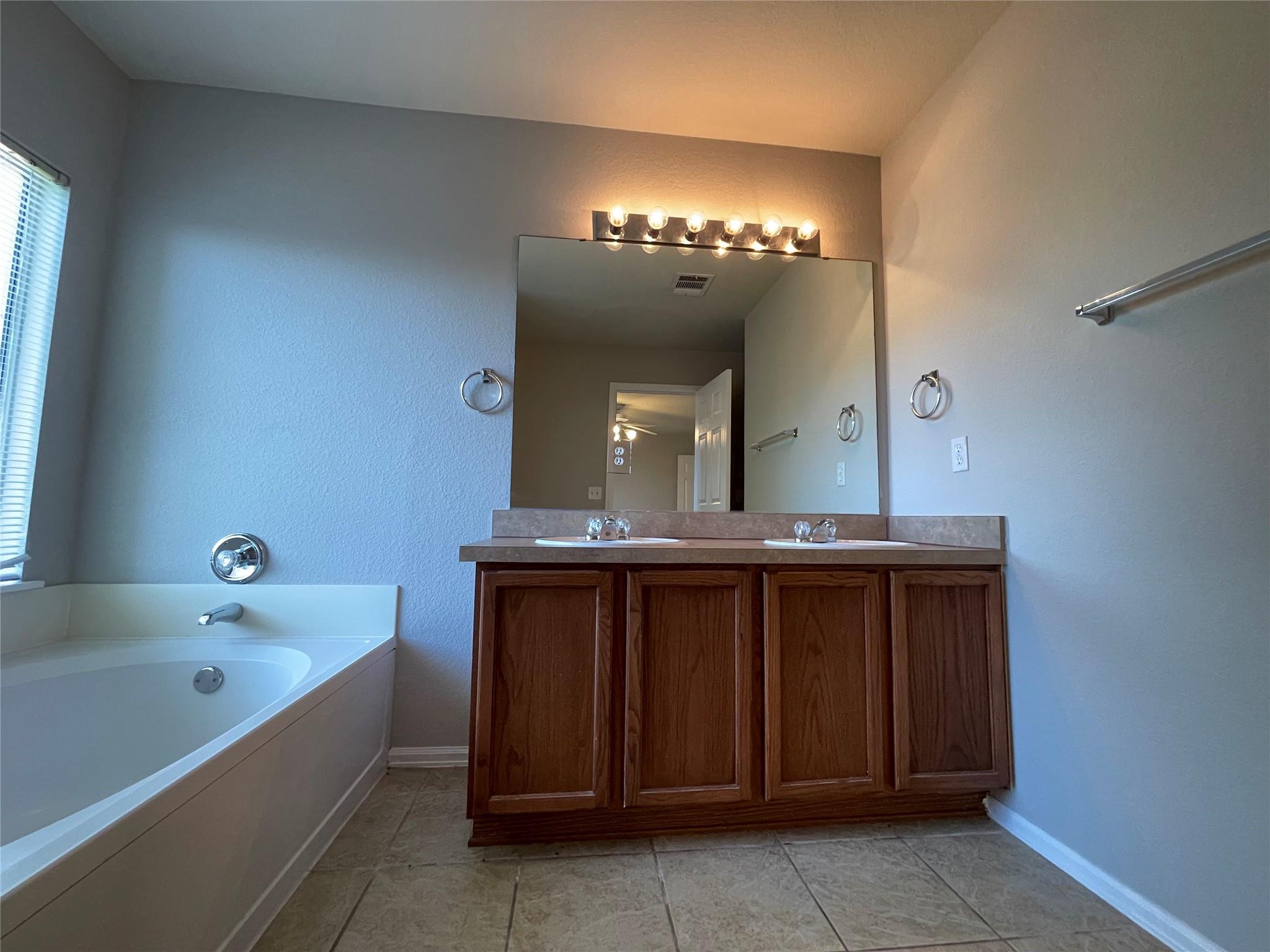 208 Spruce Dr, Kyle, TX 78640