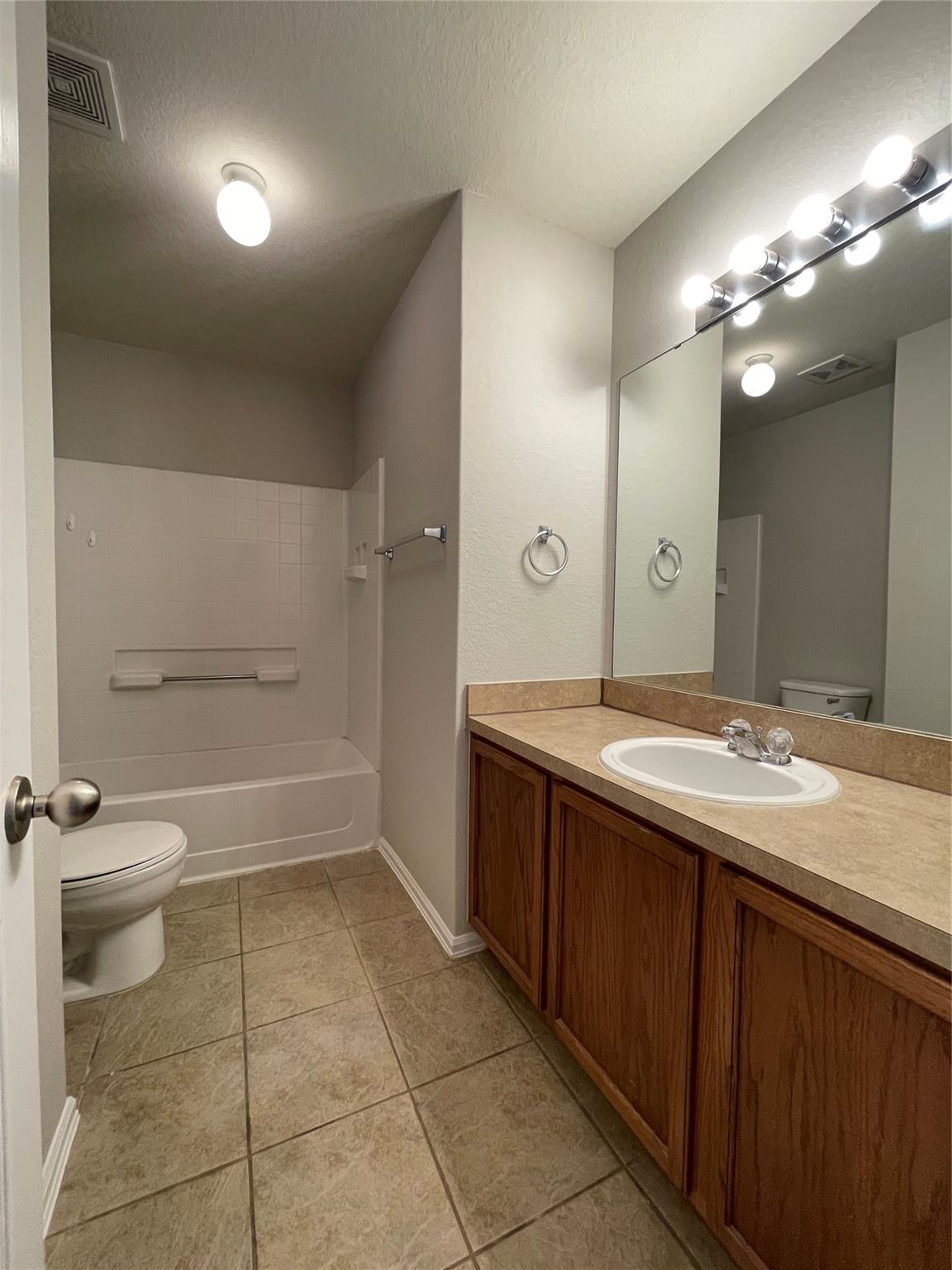 208 Spruce Dr, Kyle, TX 78640