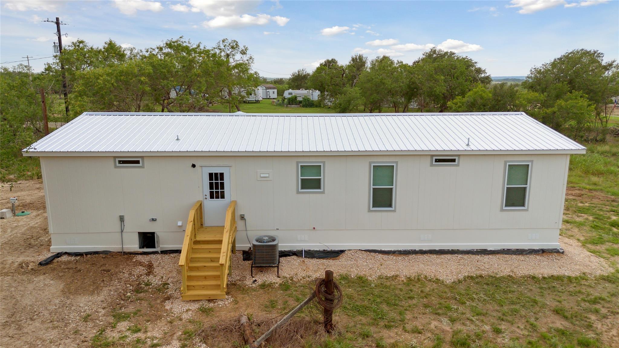 965 Roosevelt Rd, Luling, TX 78648