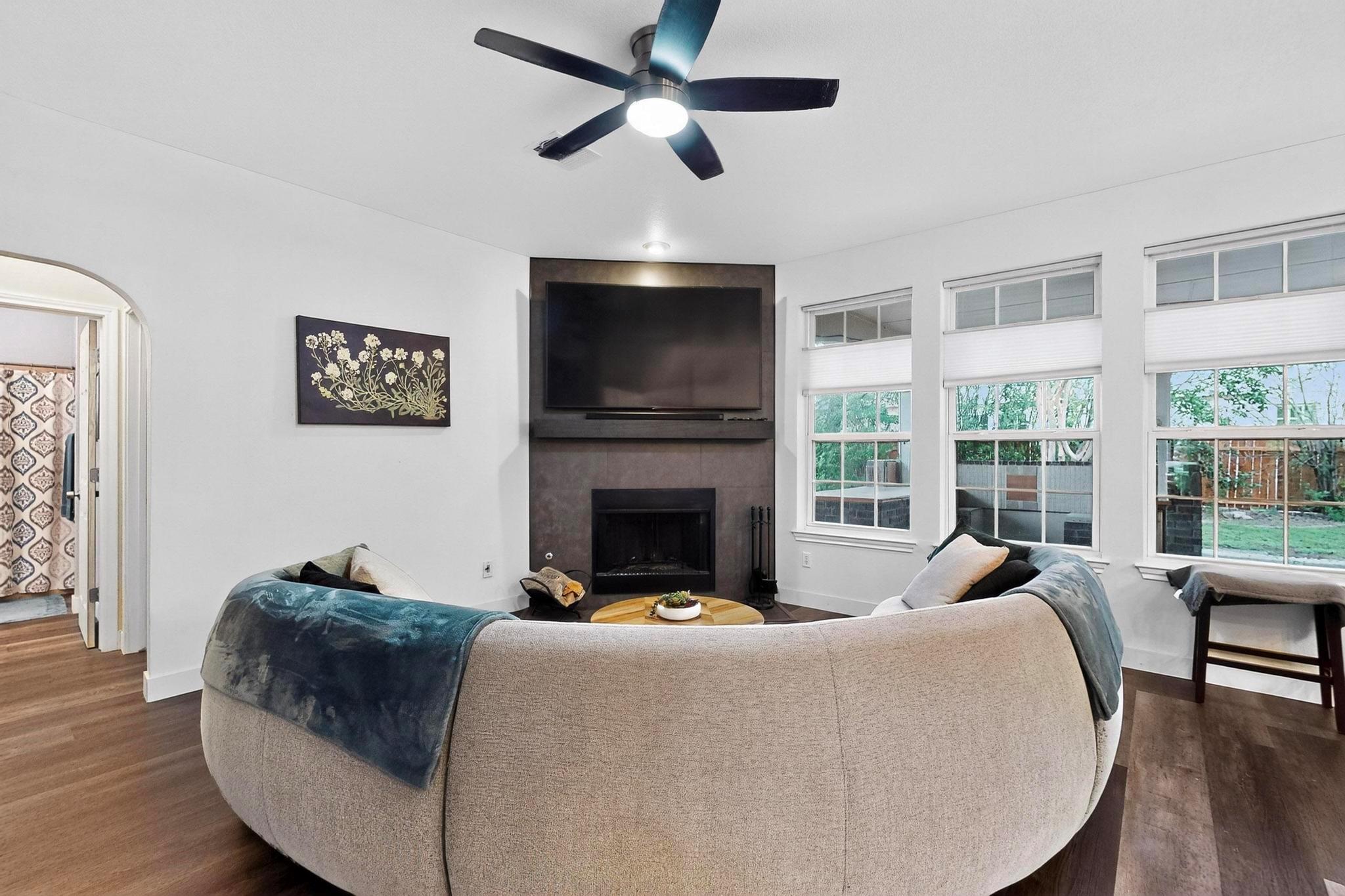 952 Hometown Pkwy, Kyle, TX 78640