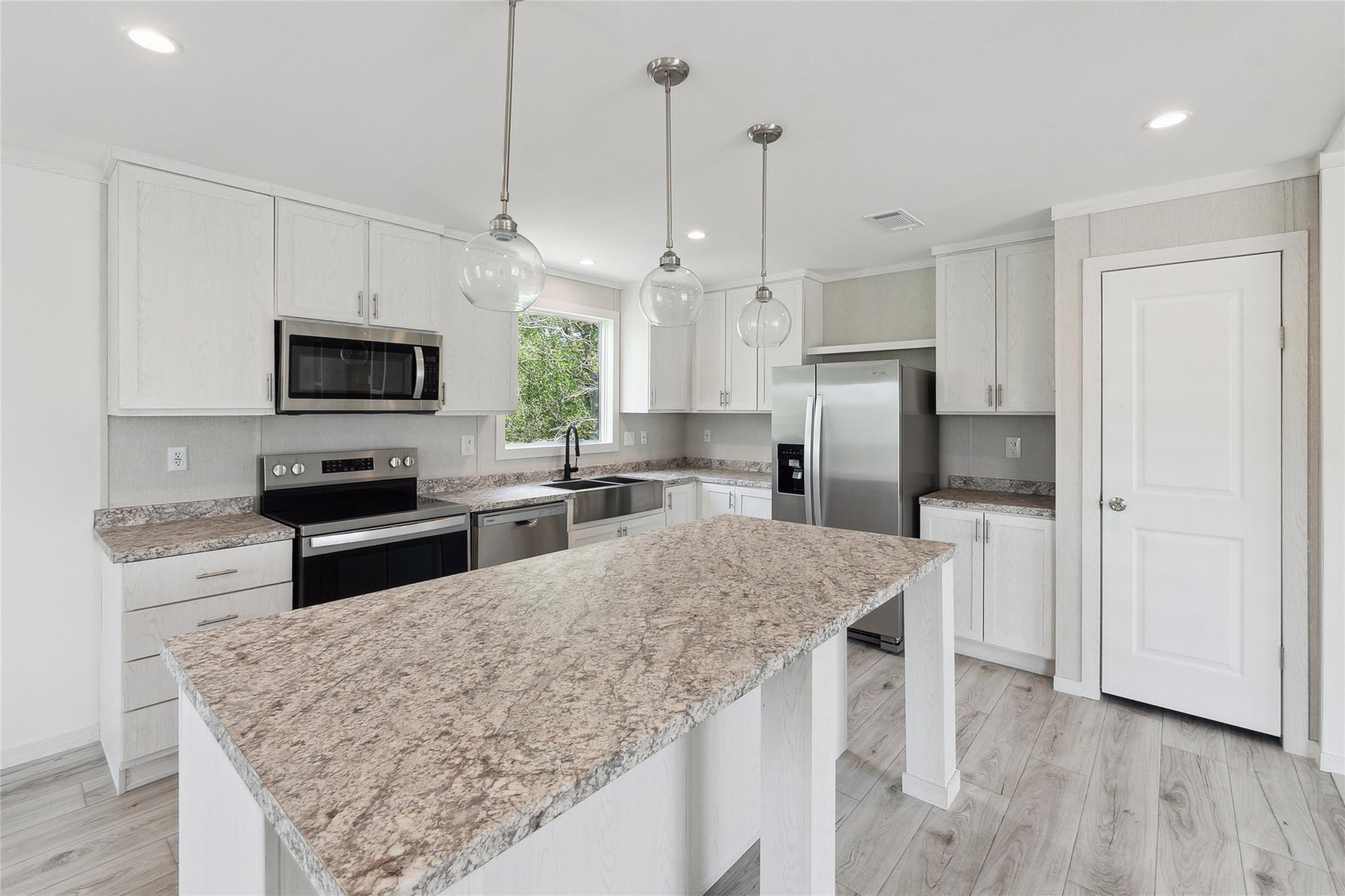 855 Roosevelt Rd, Luling, TX 78648