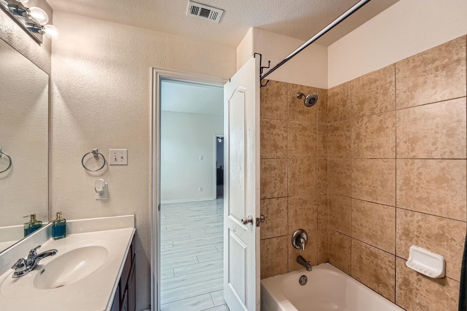 2004 S Ash Cv W, Hutto, TX 78634