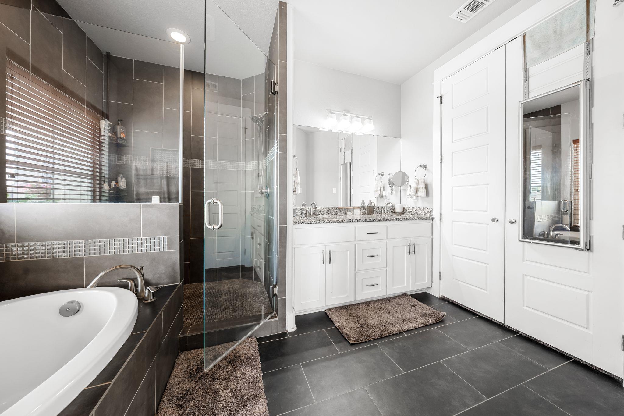 105 E Doucet Cv, Hutto, TX 78634