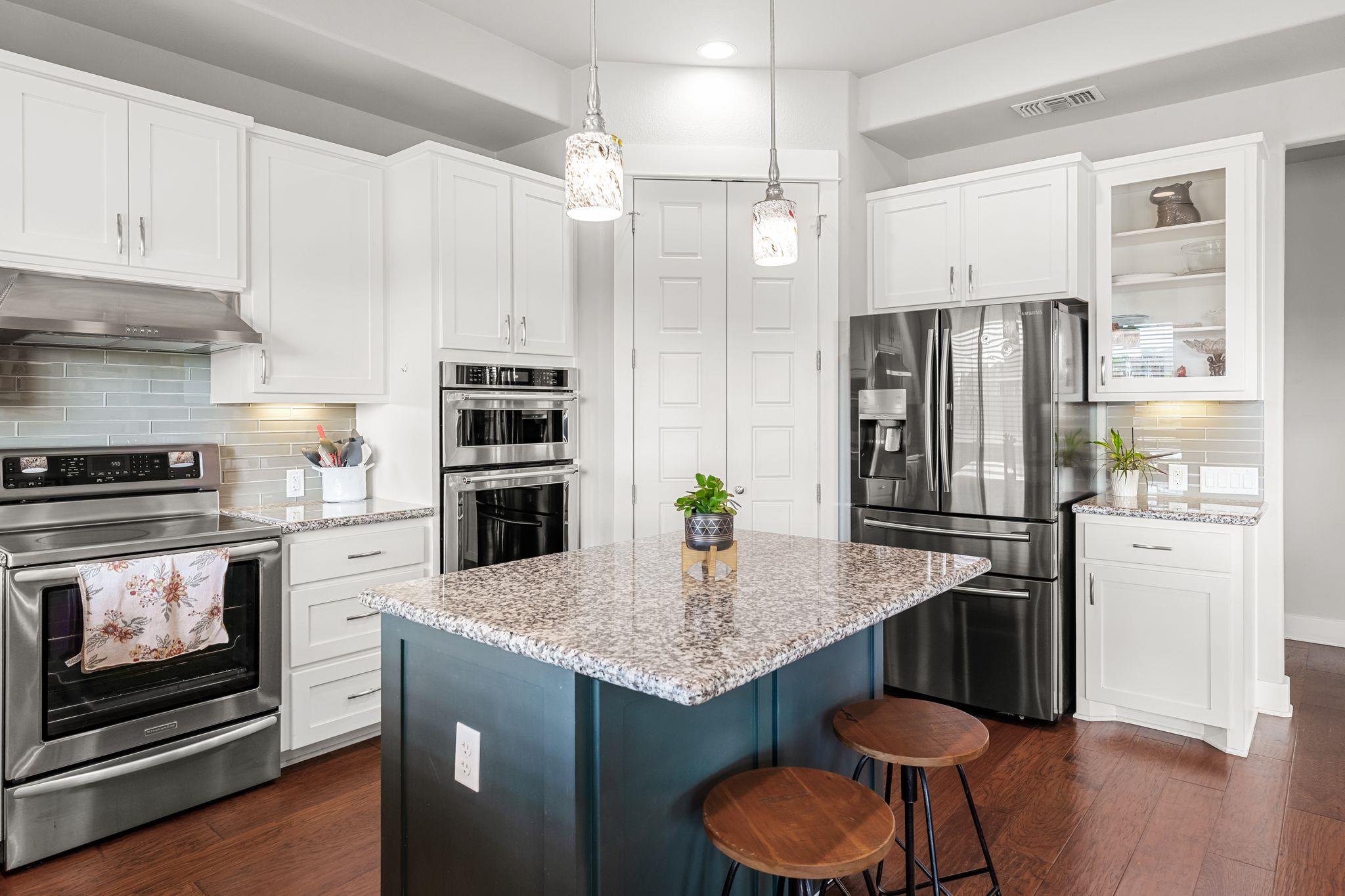 105 E Doucet Cv, Hutto, TX 78634