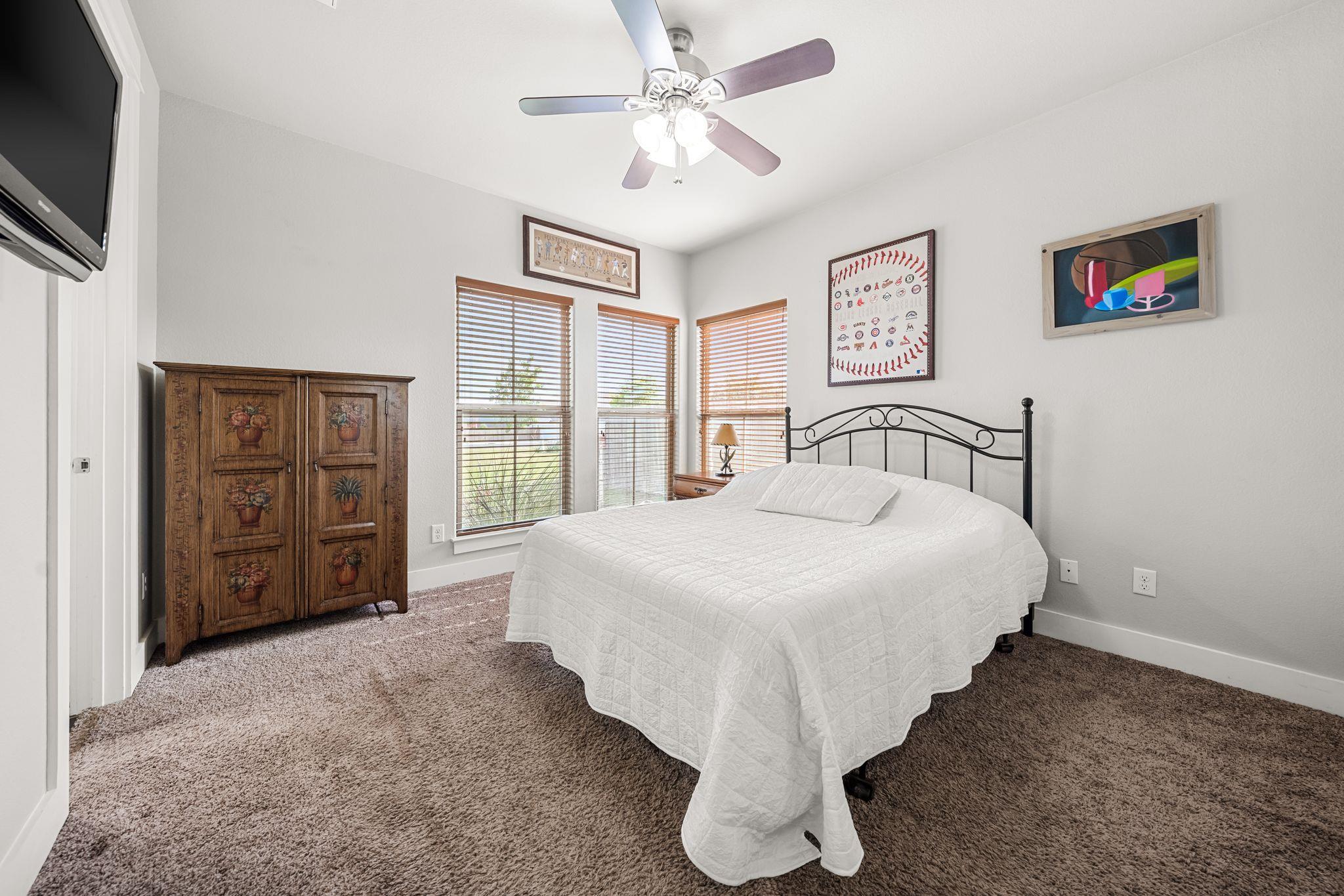 105 E Doucet Cv, Hutto, TX 78634