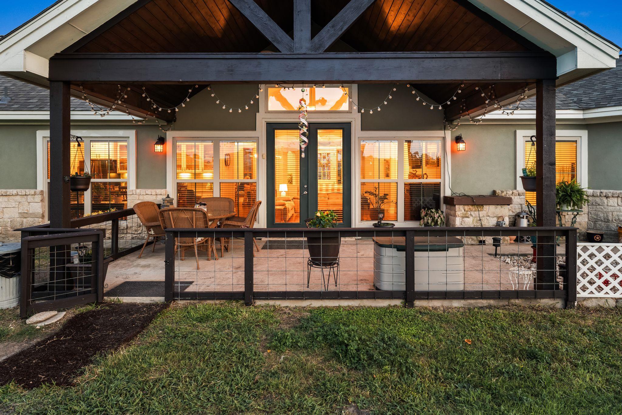 105 E Doucet Cv, Hutto, TX 78634