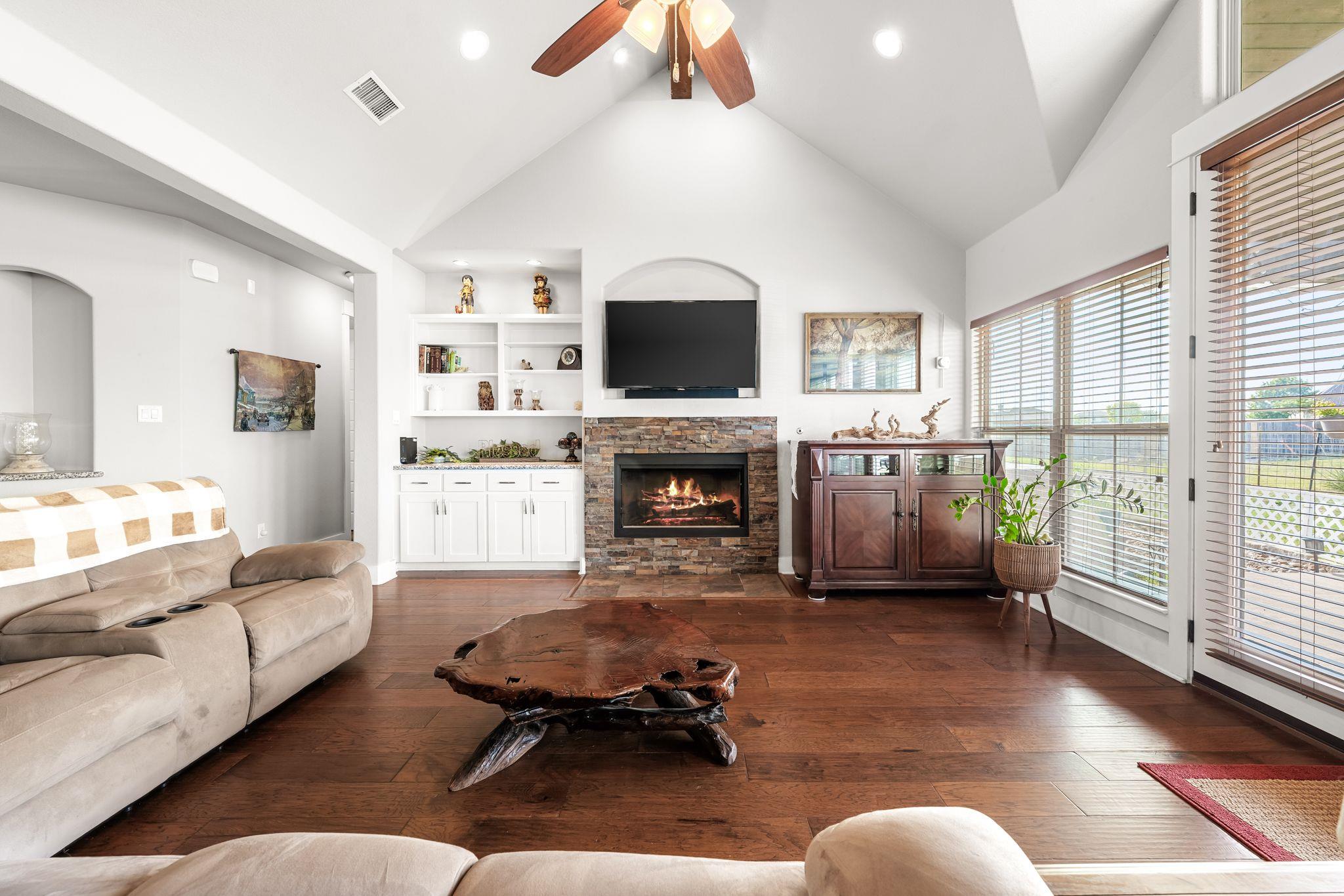 105 E Doucet Cv, Hutto, TX 78634