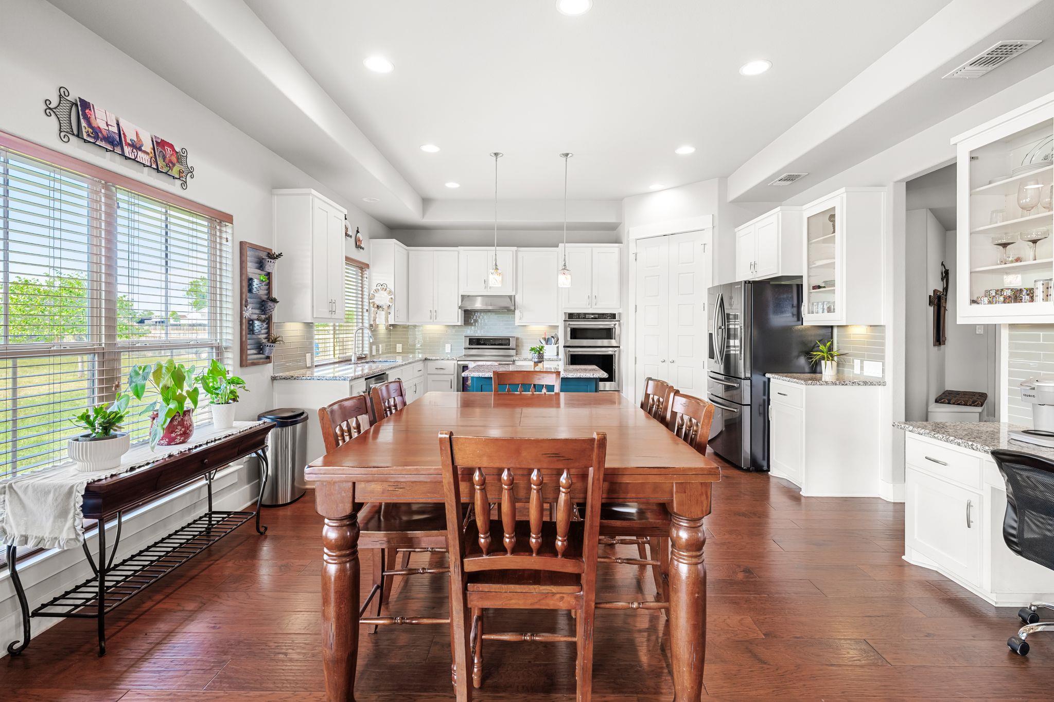 105 E Doucet Cv, Hutto, TX 78634