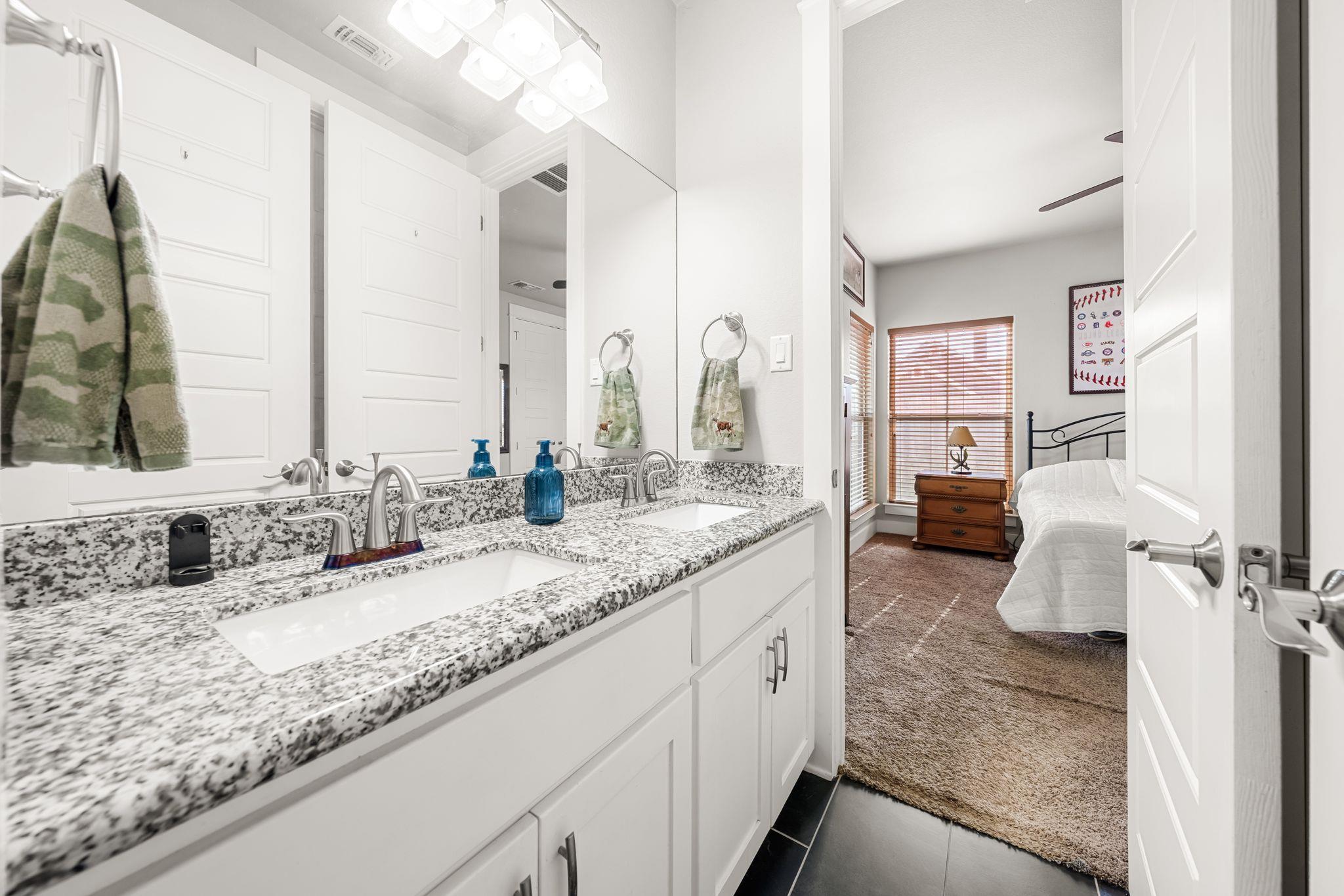 105 E Doucet Cv, Hutto, TX 78634