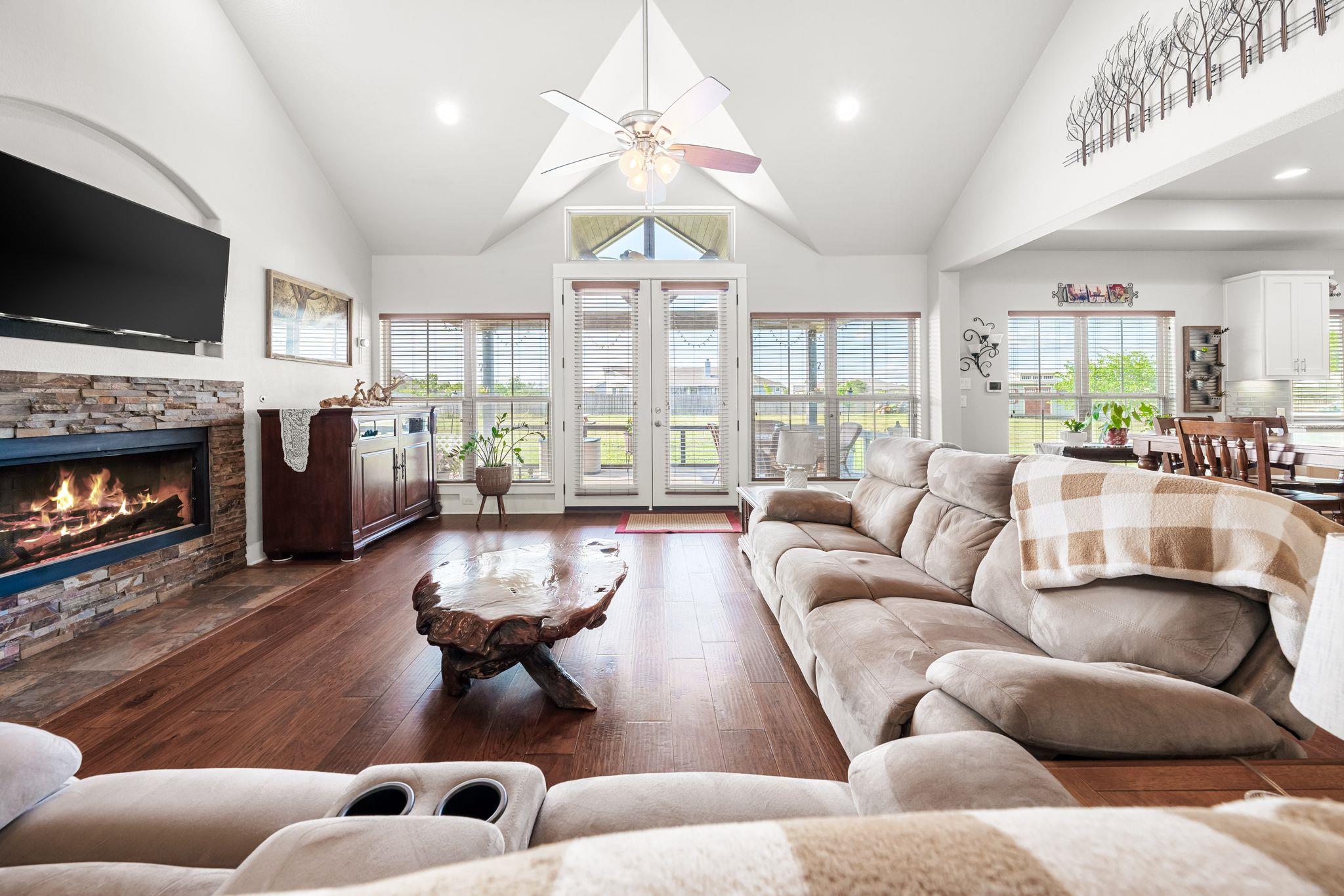 105 E Doucet Cv, Hutto, TX 78634