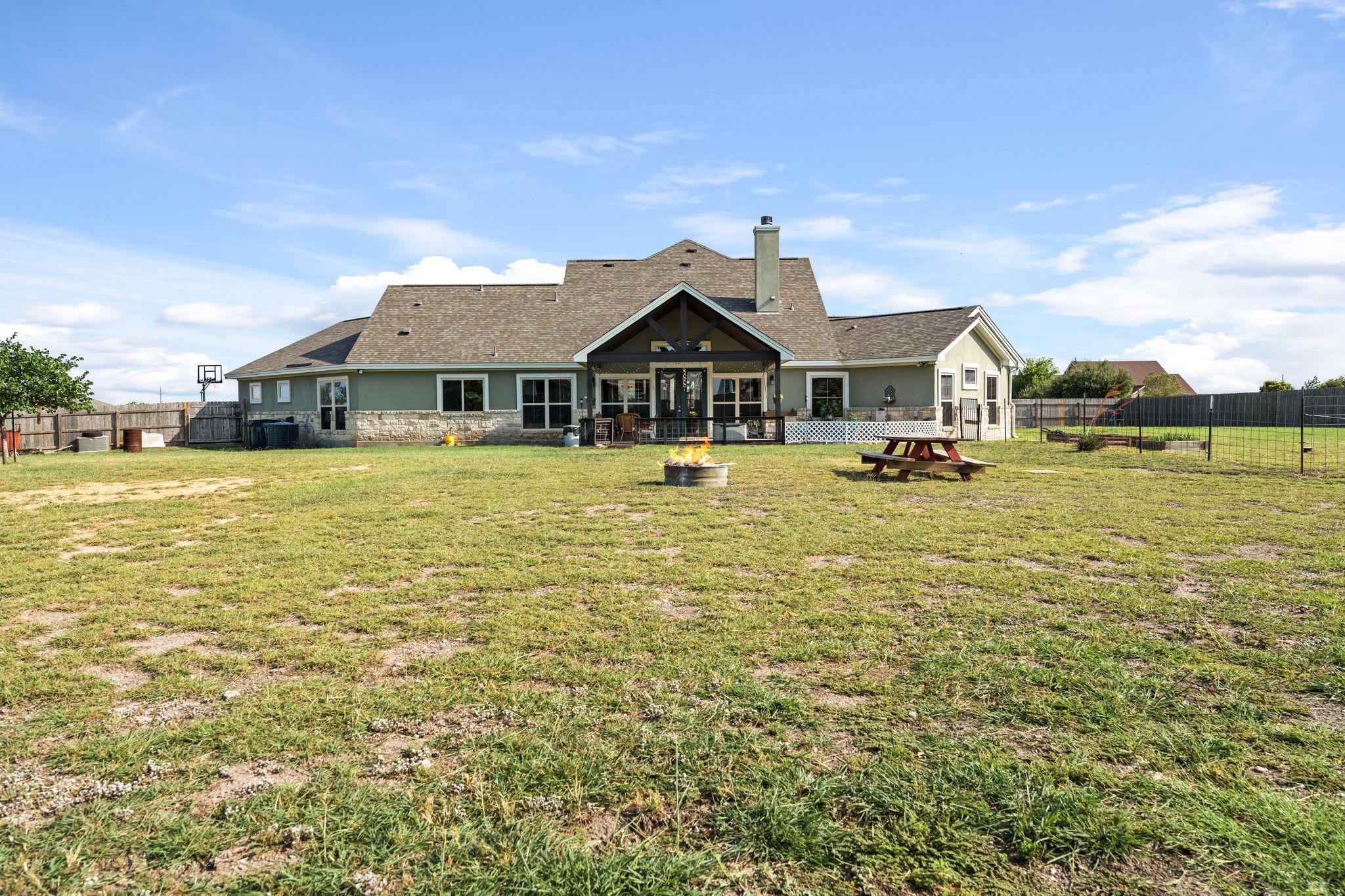 105 E Doucet Cv, Hutto, TX 78634