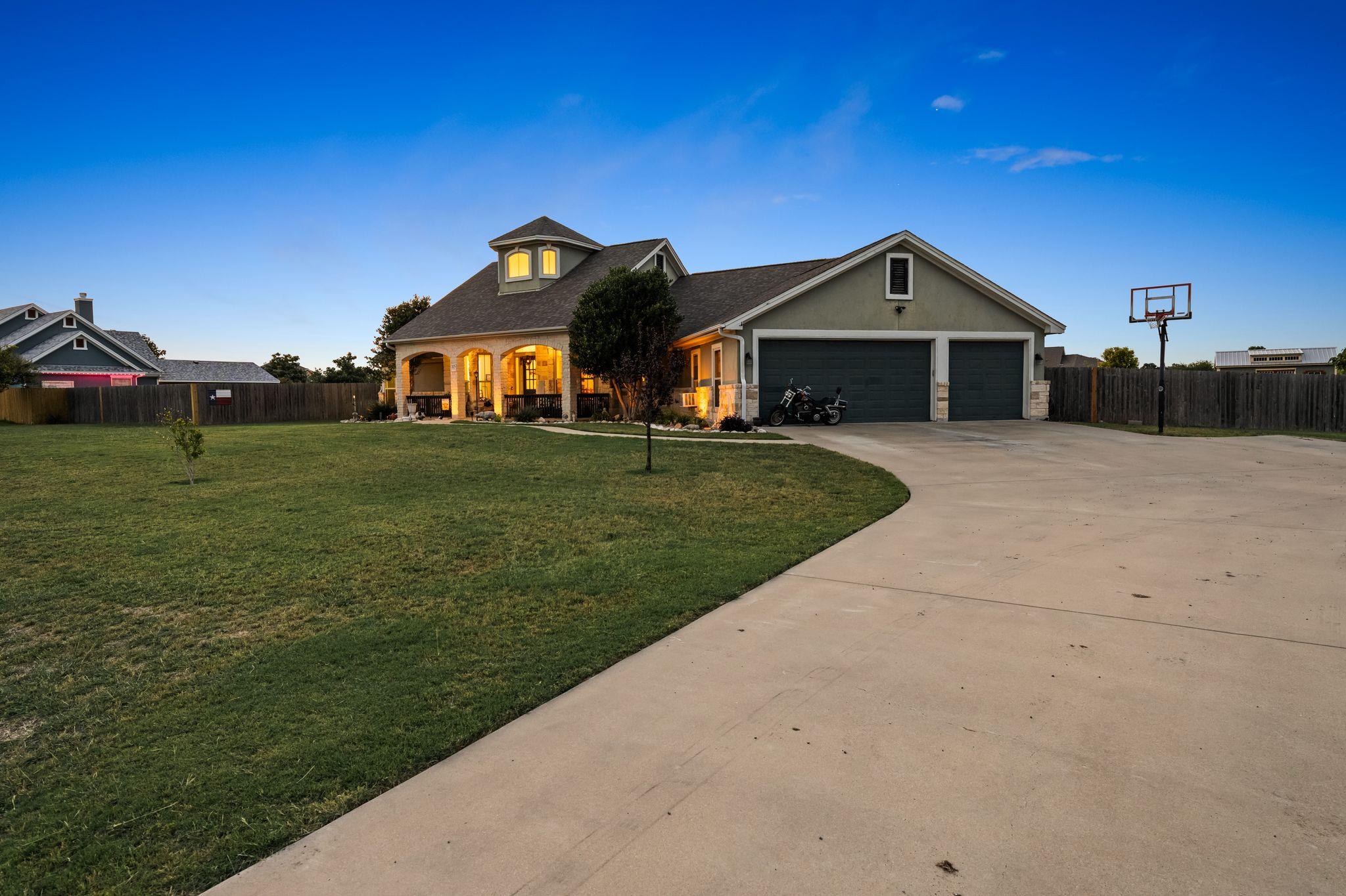 105 E Doucet Cv, Hutto, TX 78634