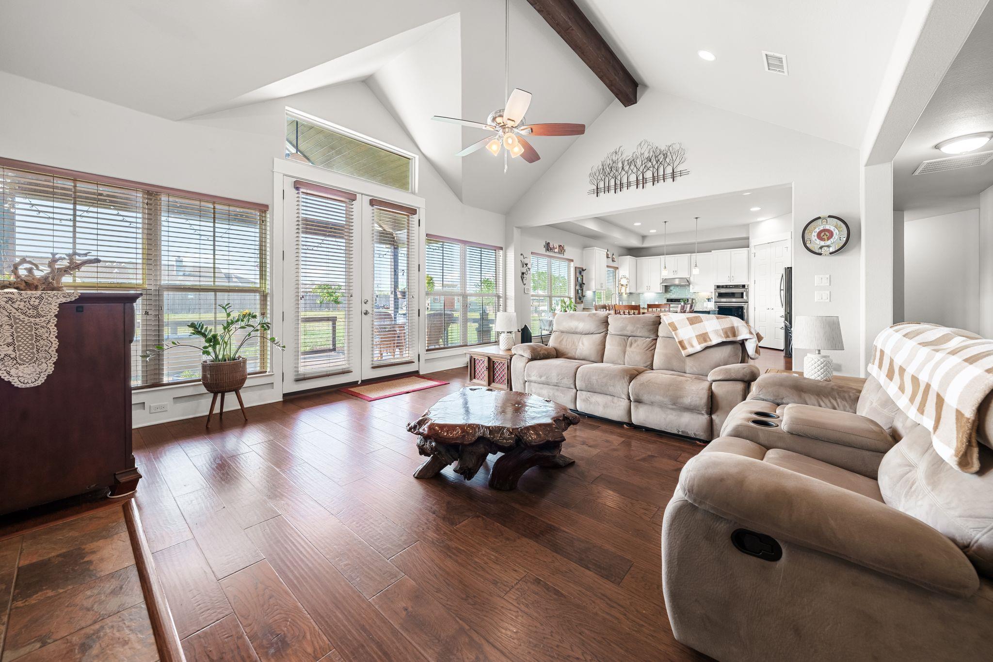 105 E Doucet Cv, Hutto, TX 78634